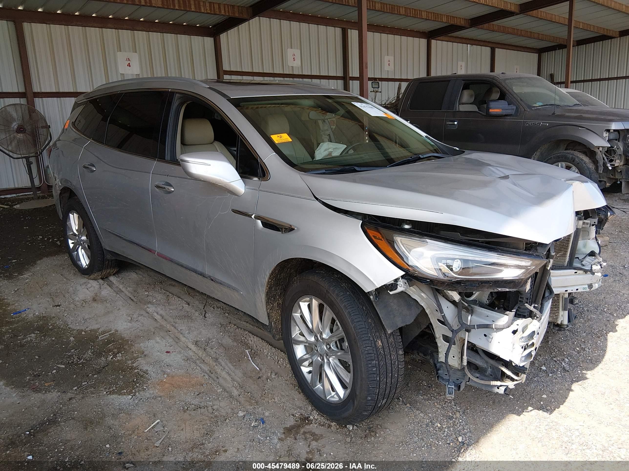 2020 Buick Enclave Essence, VIN 5GAERBKW2LJ301443 — Front end