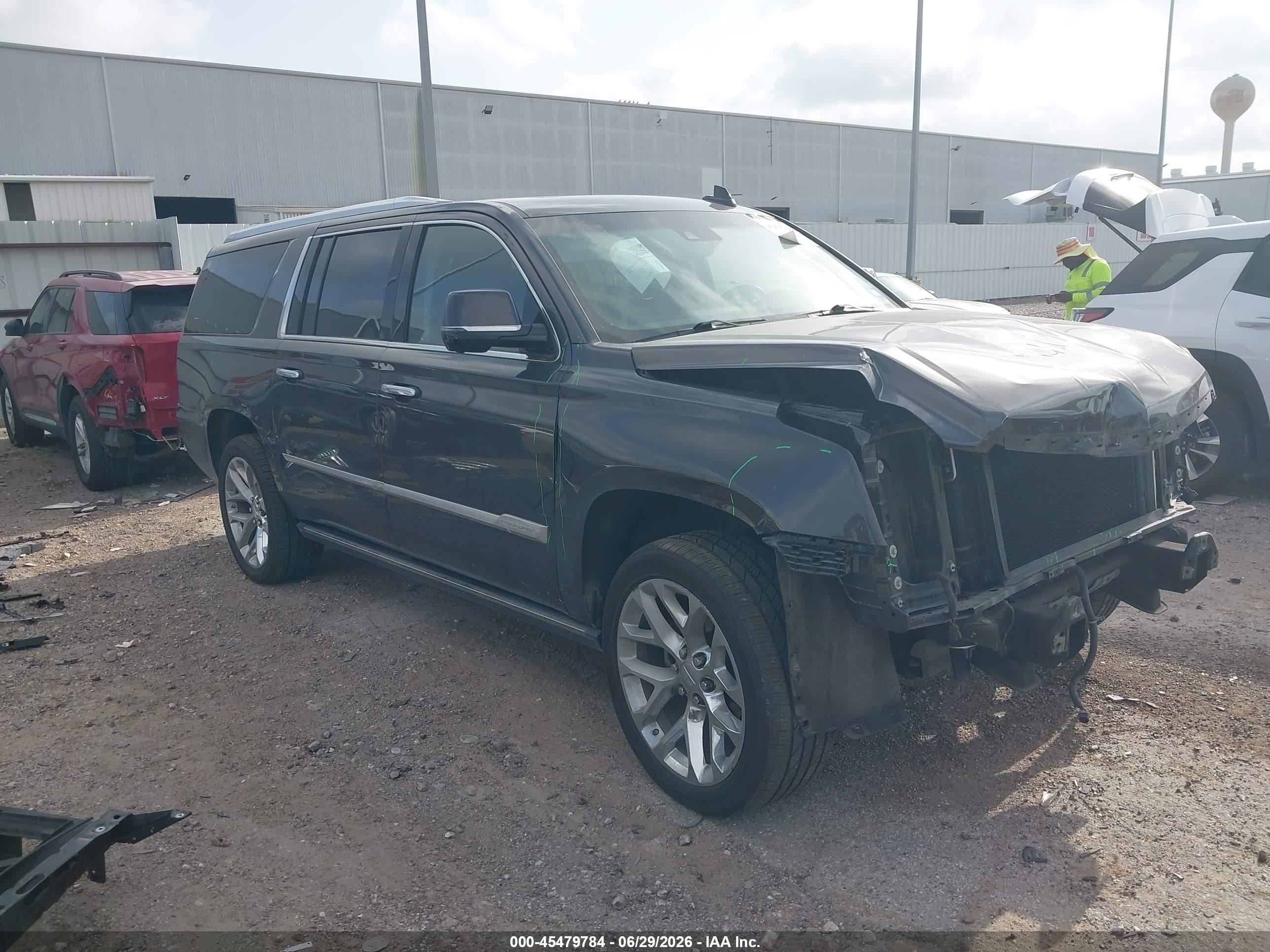 2018 Cadillac Escalade ESV Premium Luxury, VIN 1GYS4JKJ1JR166043 — Front end