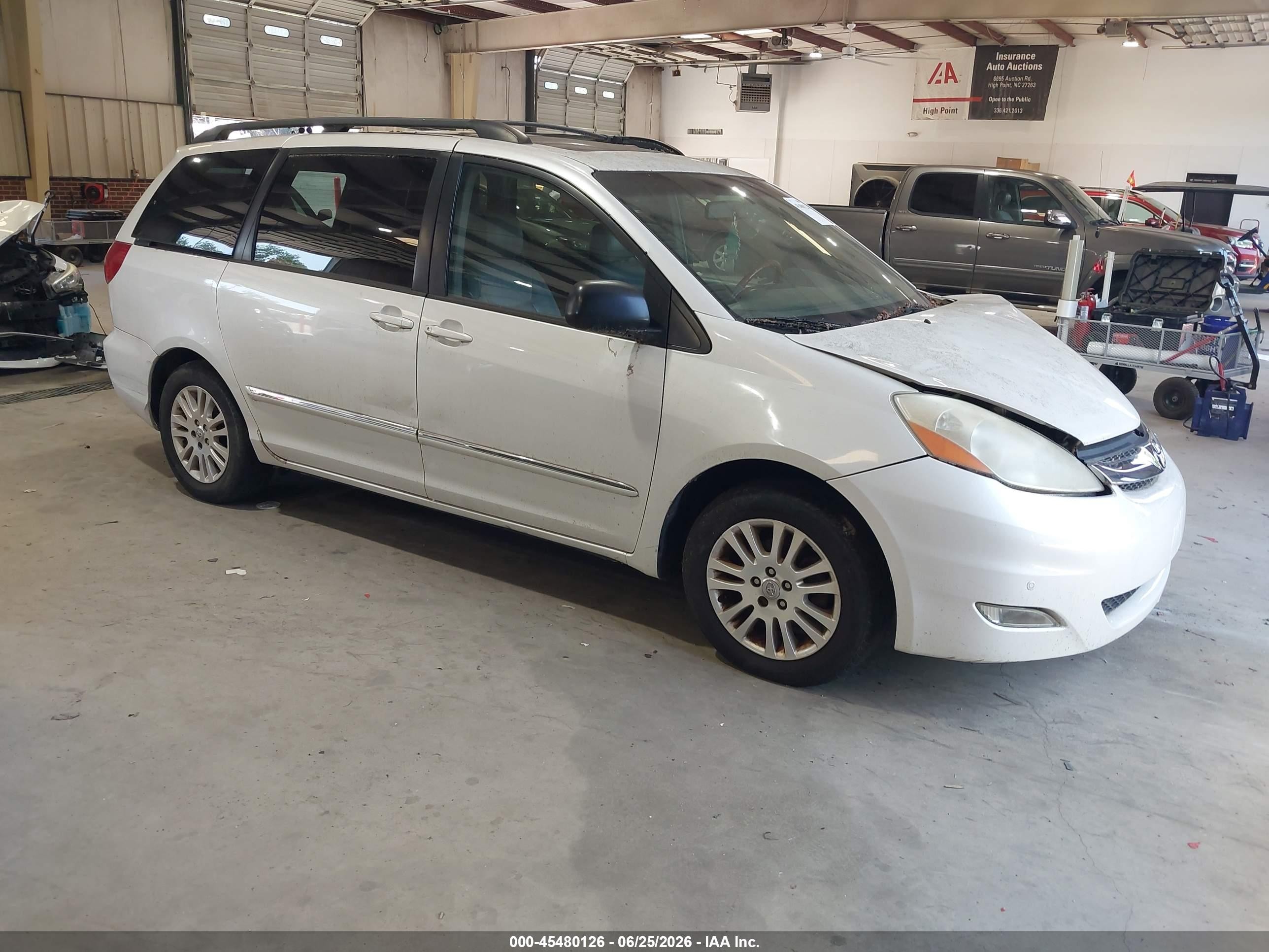 2007 Toyota Sienna XLE Limited, VIN 5TDZK22C57S077202 — Normal wear