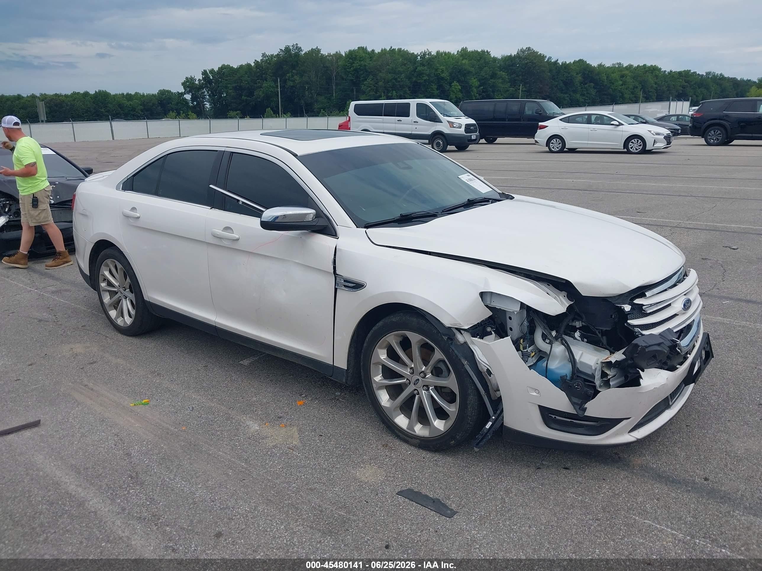 2018 Ford Taurus Limited, VIN 1FAHP2F81JG138586 — Side