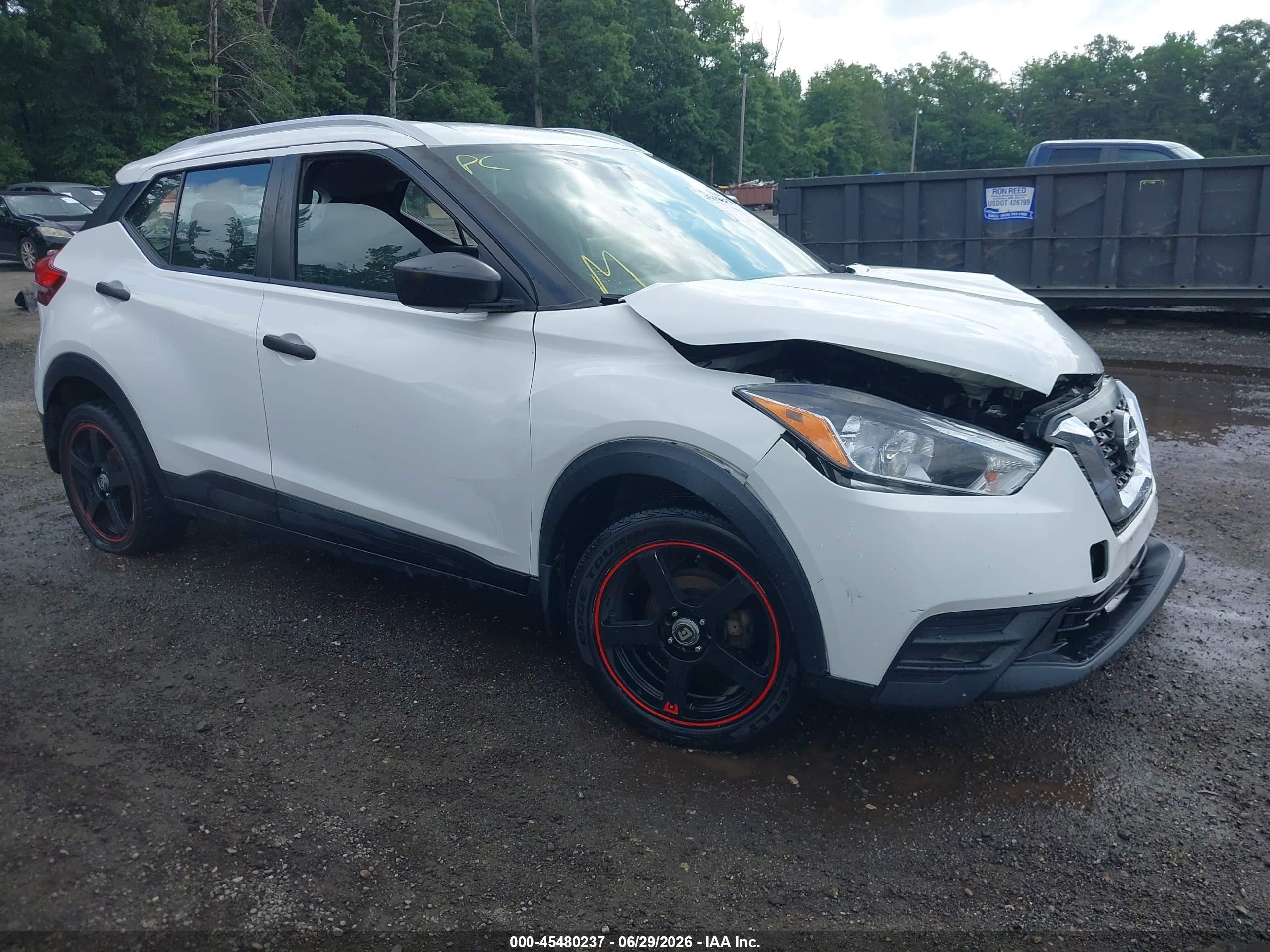 2018 Nissan Kicks S, VIN 3N1CP5CU2JL502858 — Front end