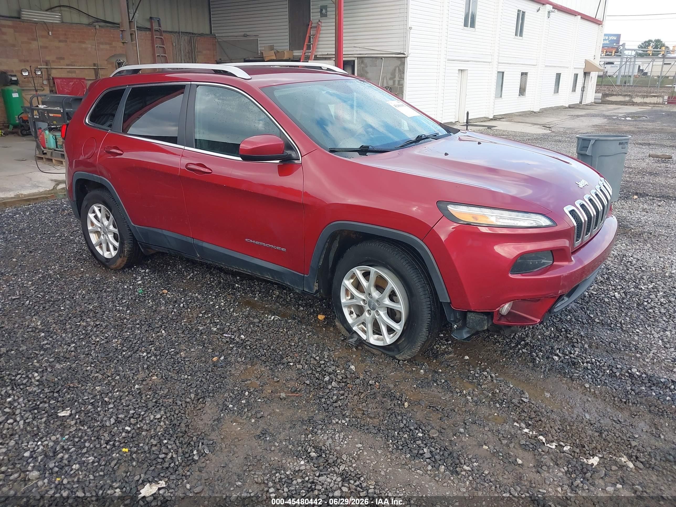 2017 Jeep Cherokee Latitude, VIN 1C4PJMCS5HW640052 — Front end