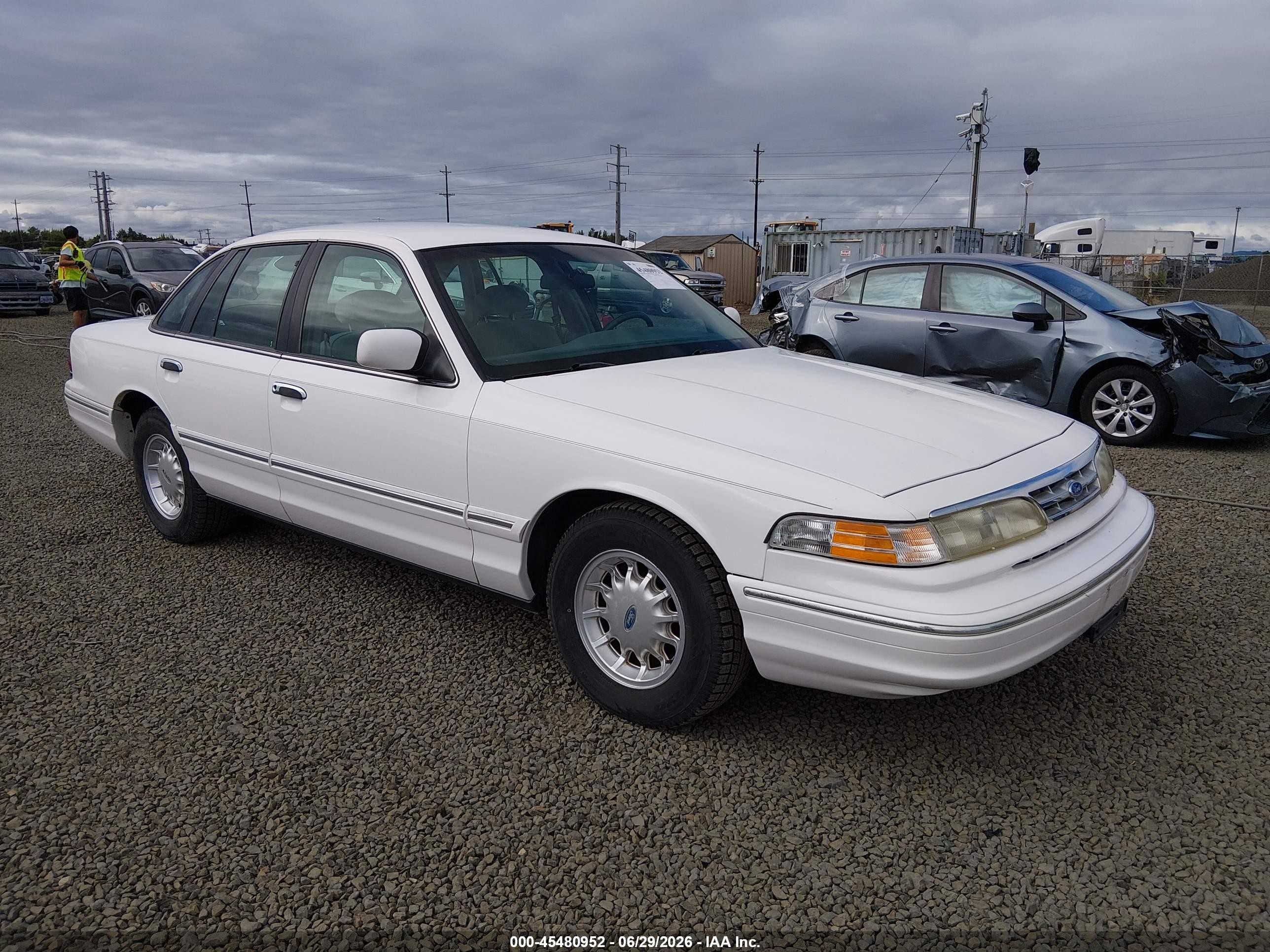 1996 Ford Crown Victoria LX, VIN 2FALP74W1TX127187 — Normal wear