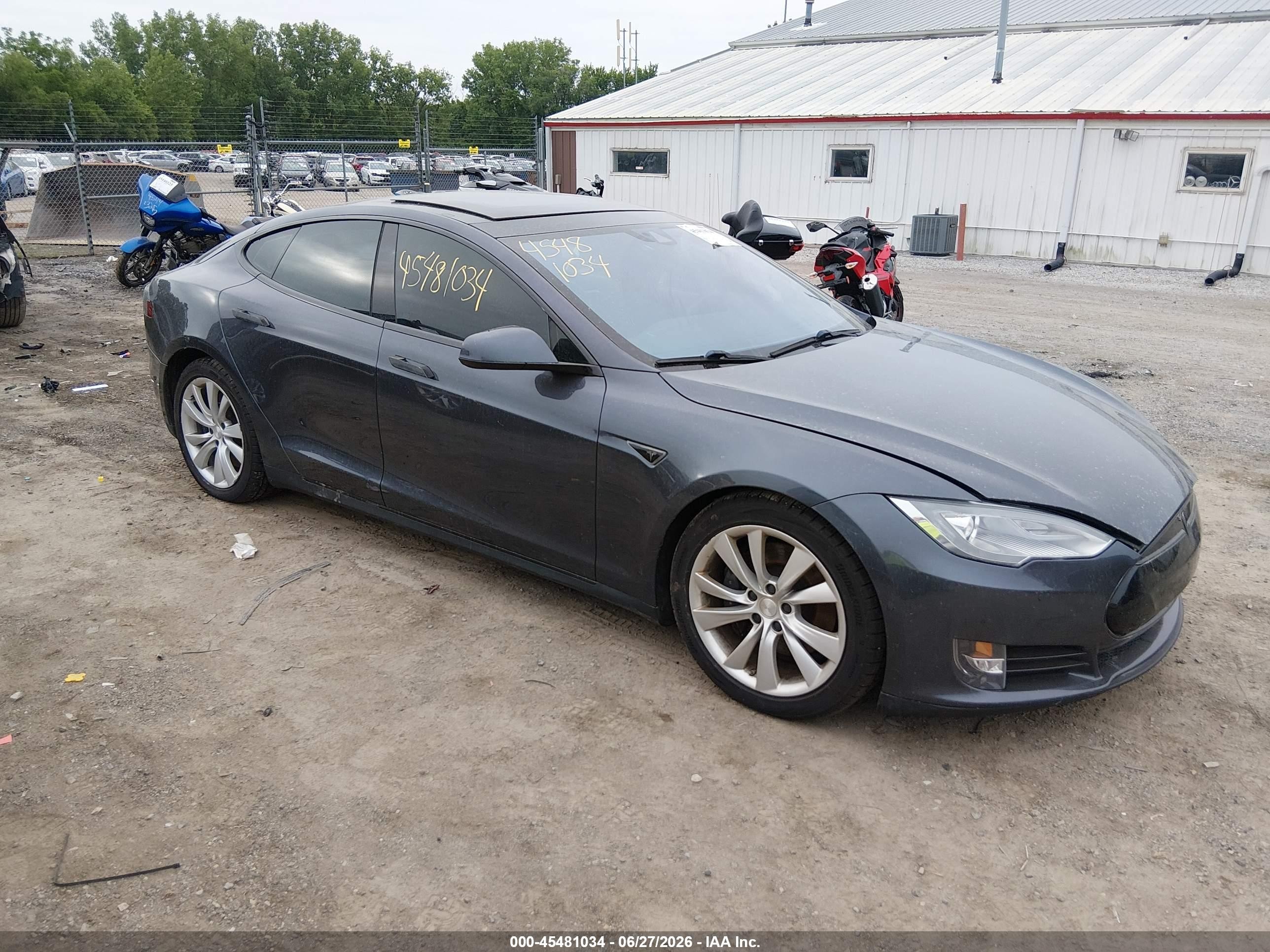 2015 Tesla Model S 85D, VIN 5YJSA1S29FF093993 — Front end