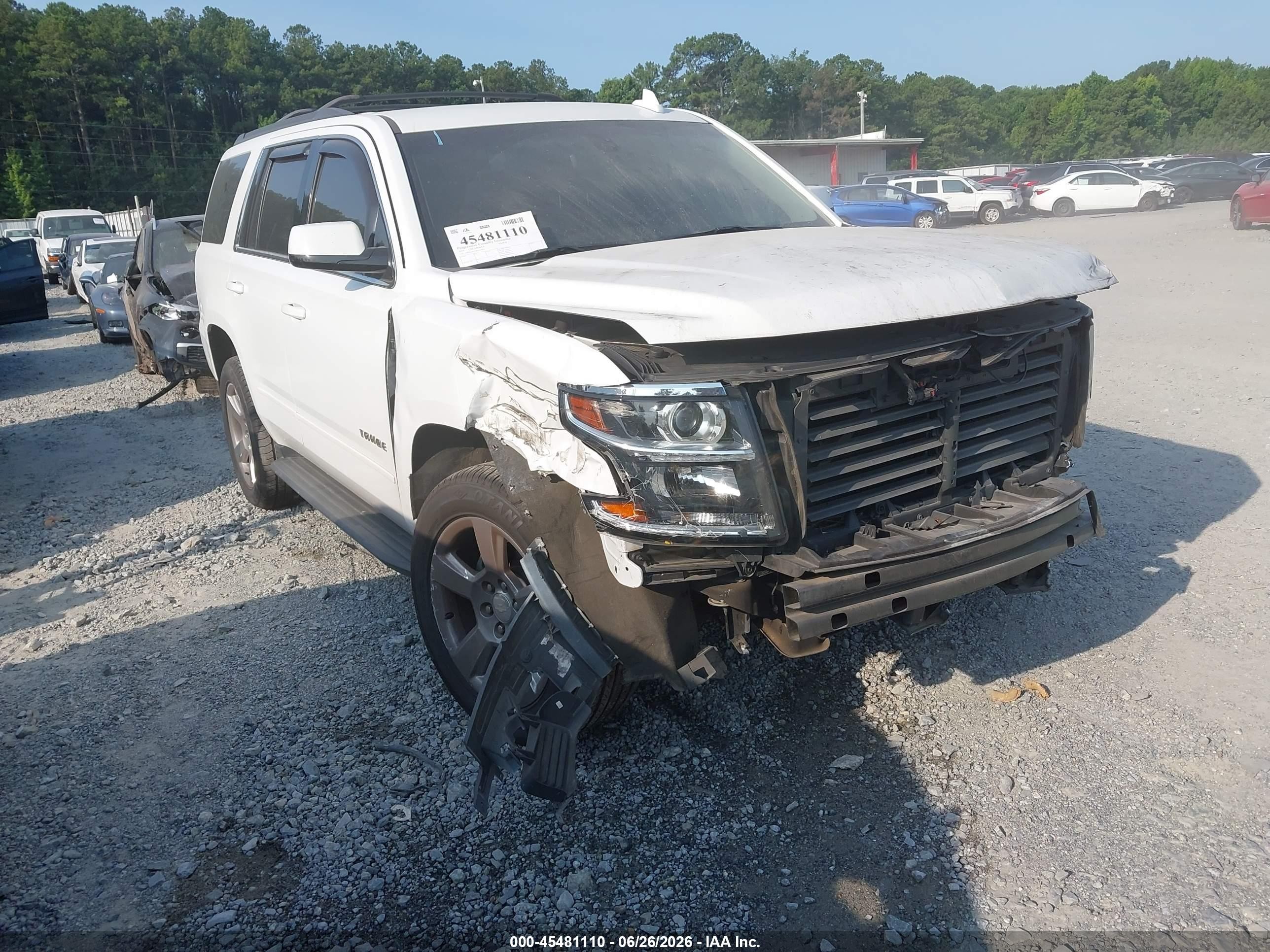 2019 Chevrolet Tahoe LS, VIN 1GNSCAKC9KR319822 — Перед