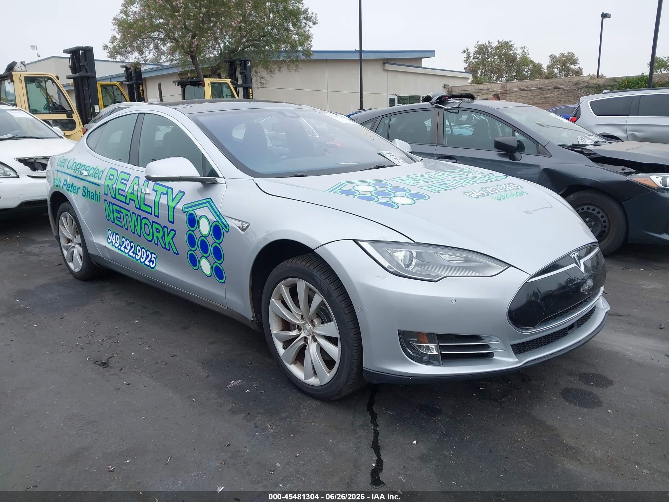 2015 Tesla Model S 85, VIN 5YJSA1H1XFF080197 — Бок