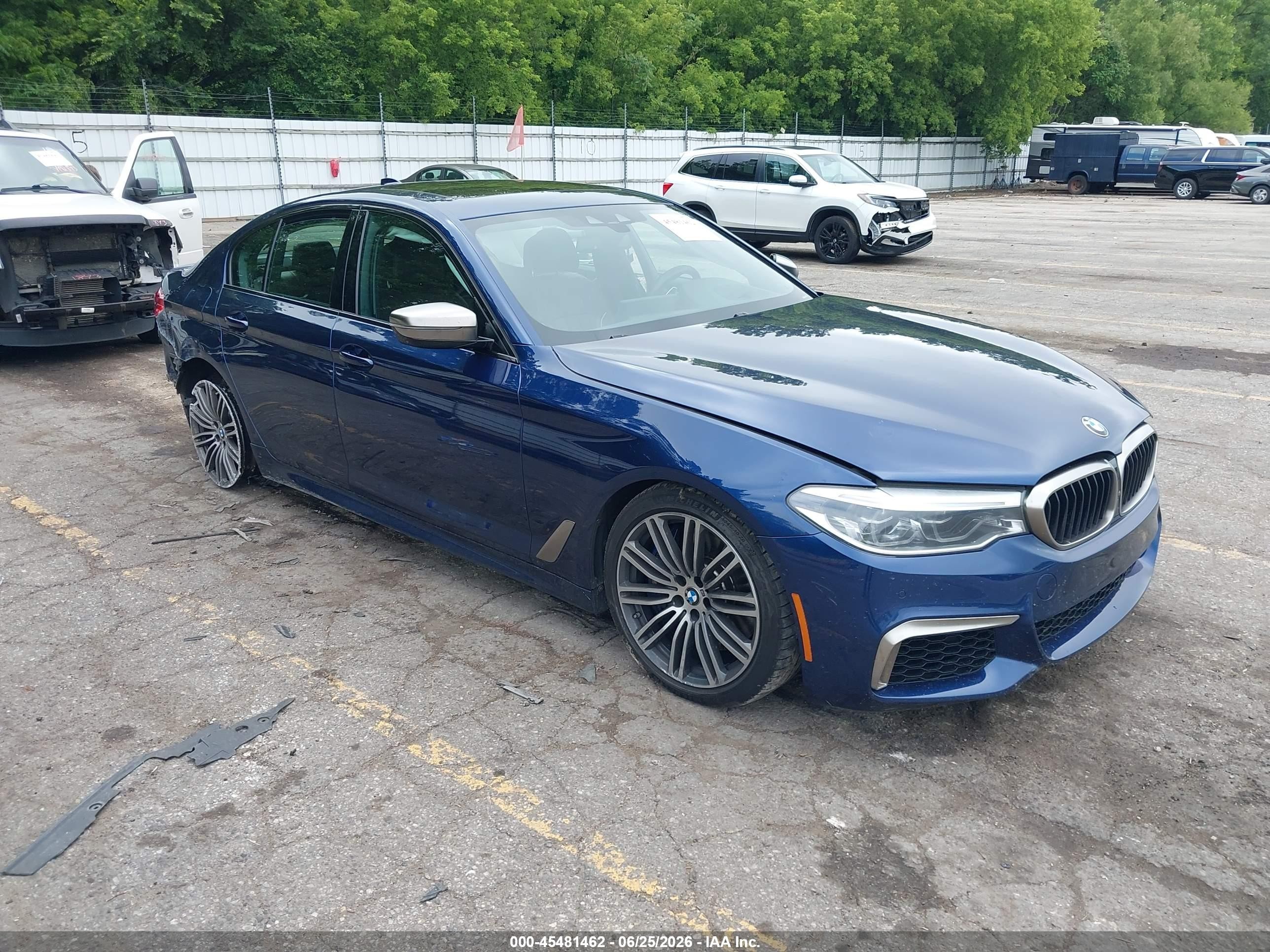 2020 BMW 5 Series M550i xDrive, VIN WBAJS7C08LCD08748 — Бок