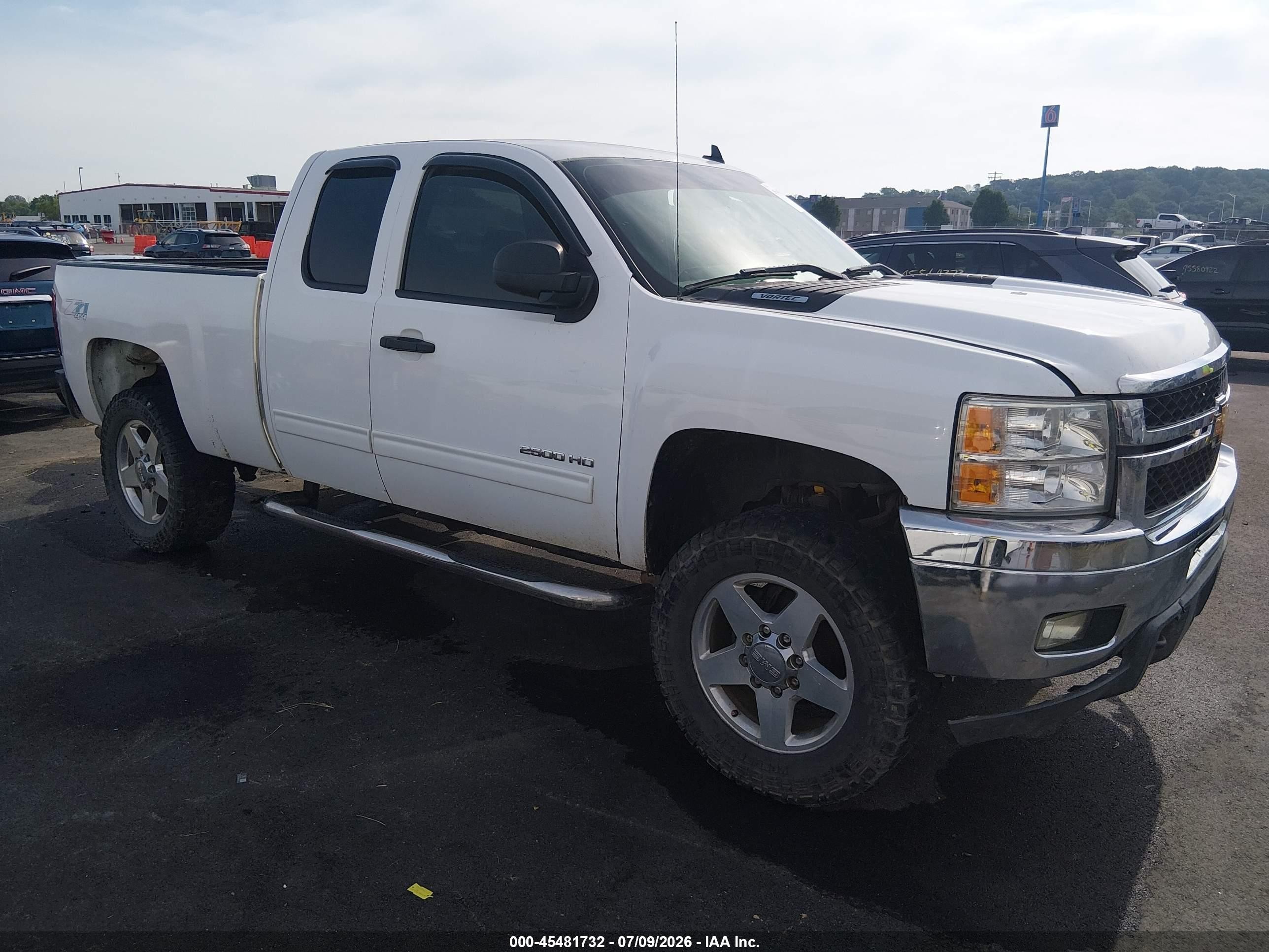 2013 Chevrolet Silverado 2500HD LT, VIN 1GC2KXCB6DZ355877 — Бок