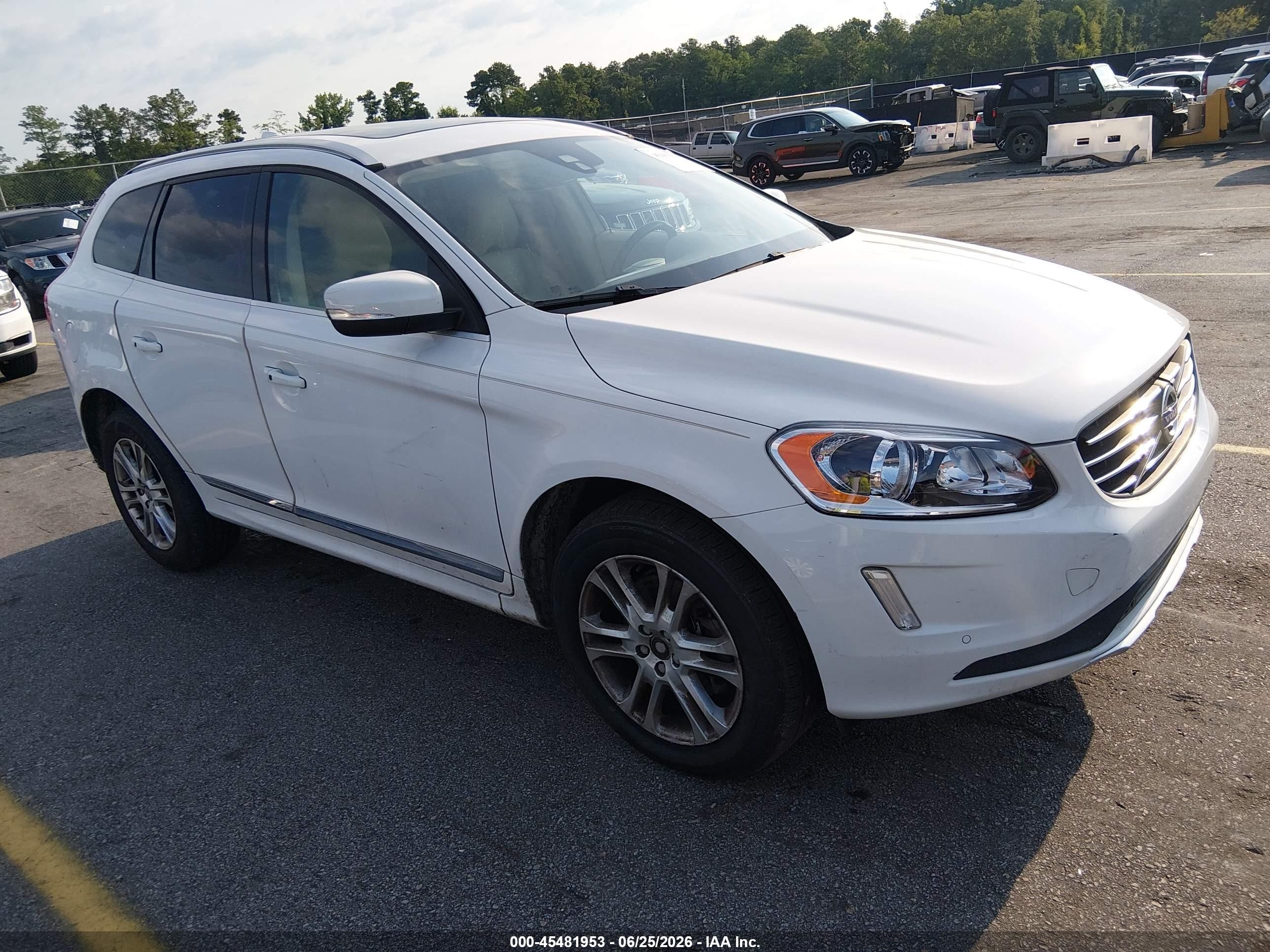 2015 Volvo XC60 T5 Drive-E Premier, VIN YV440MDK6F2731126 — Front end