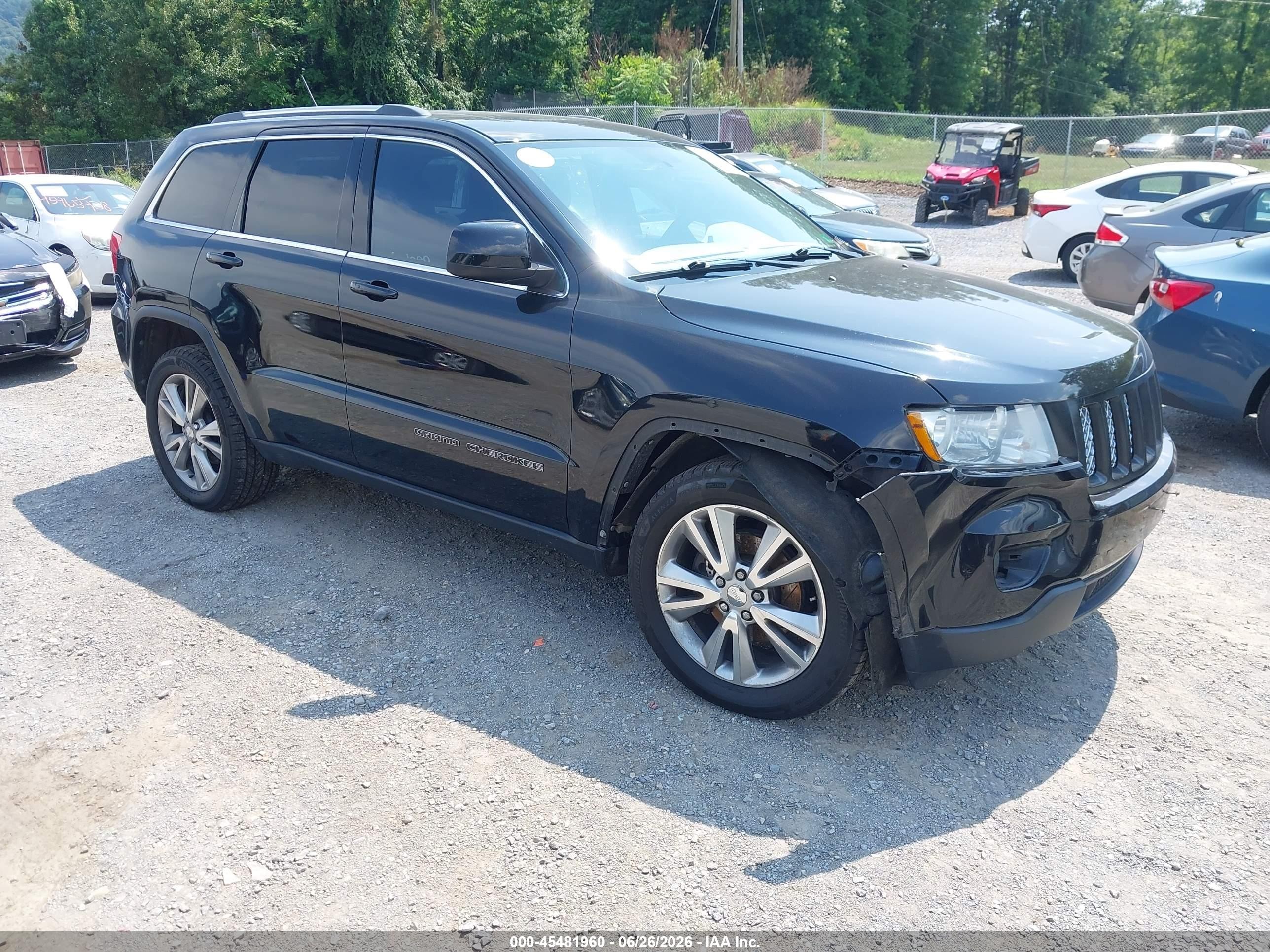2013 Jeep Grand Cherokee Laredo, VIN 1C4RJFAG0DC560947 — Front end