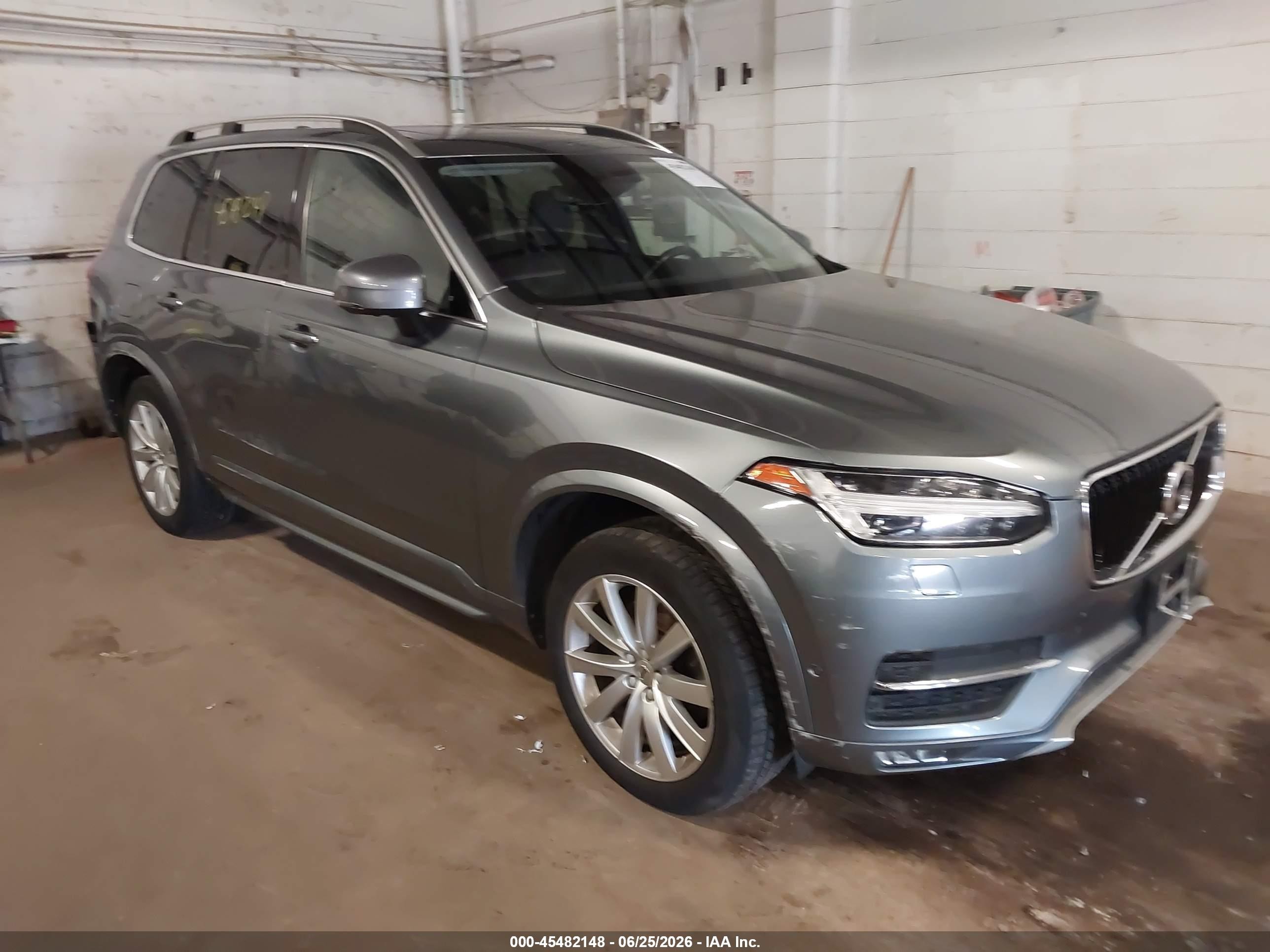 2017 Volvo XC90 Momentum, VIN YV4A22PK9H1123705 — Зад
