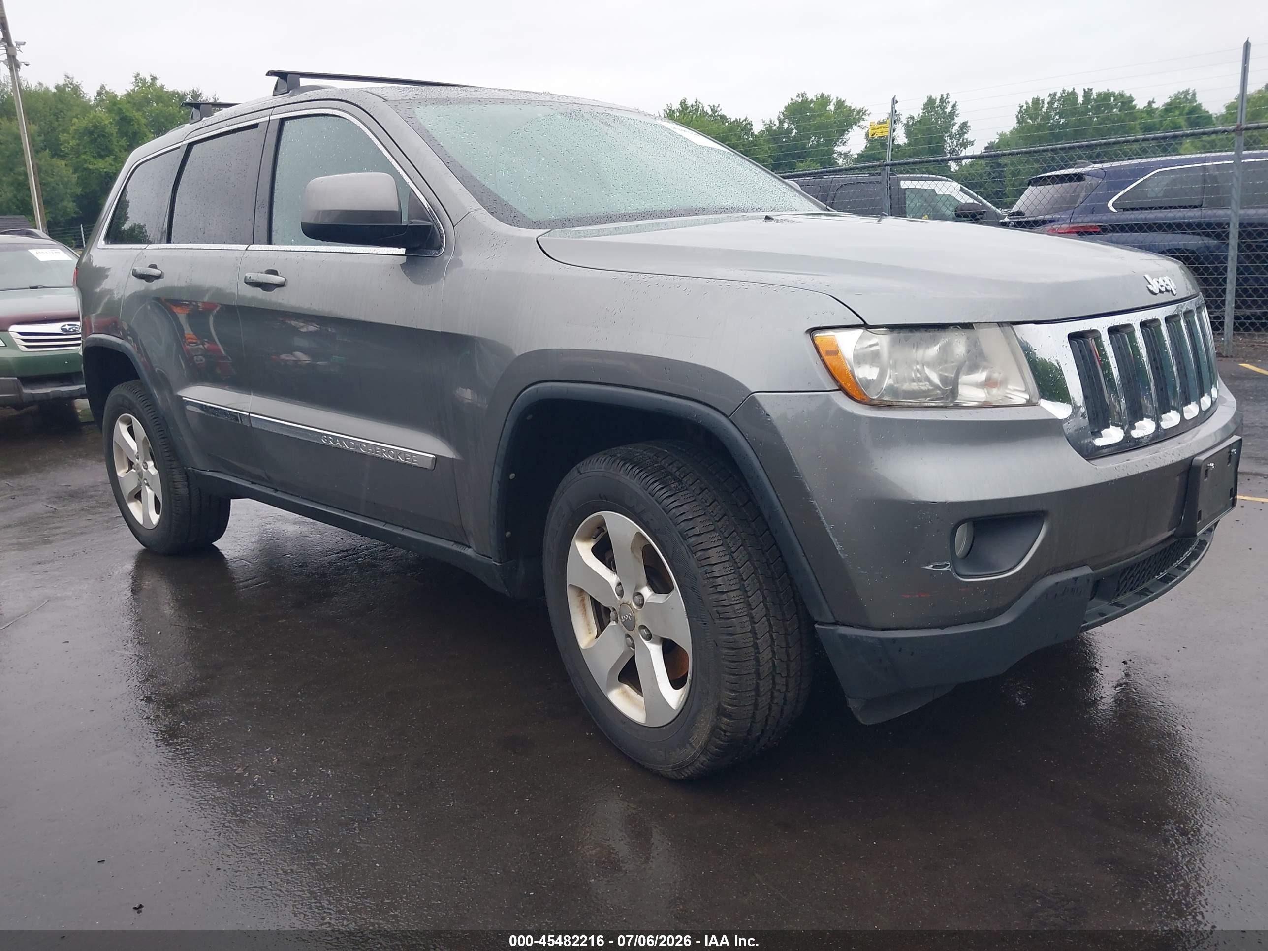 2013 Jeep Grand Cherokee Laredo, VIN 1C4RJFAG2DC537623 — Front end