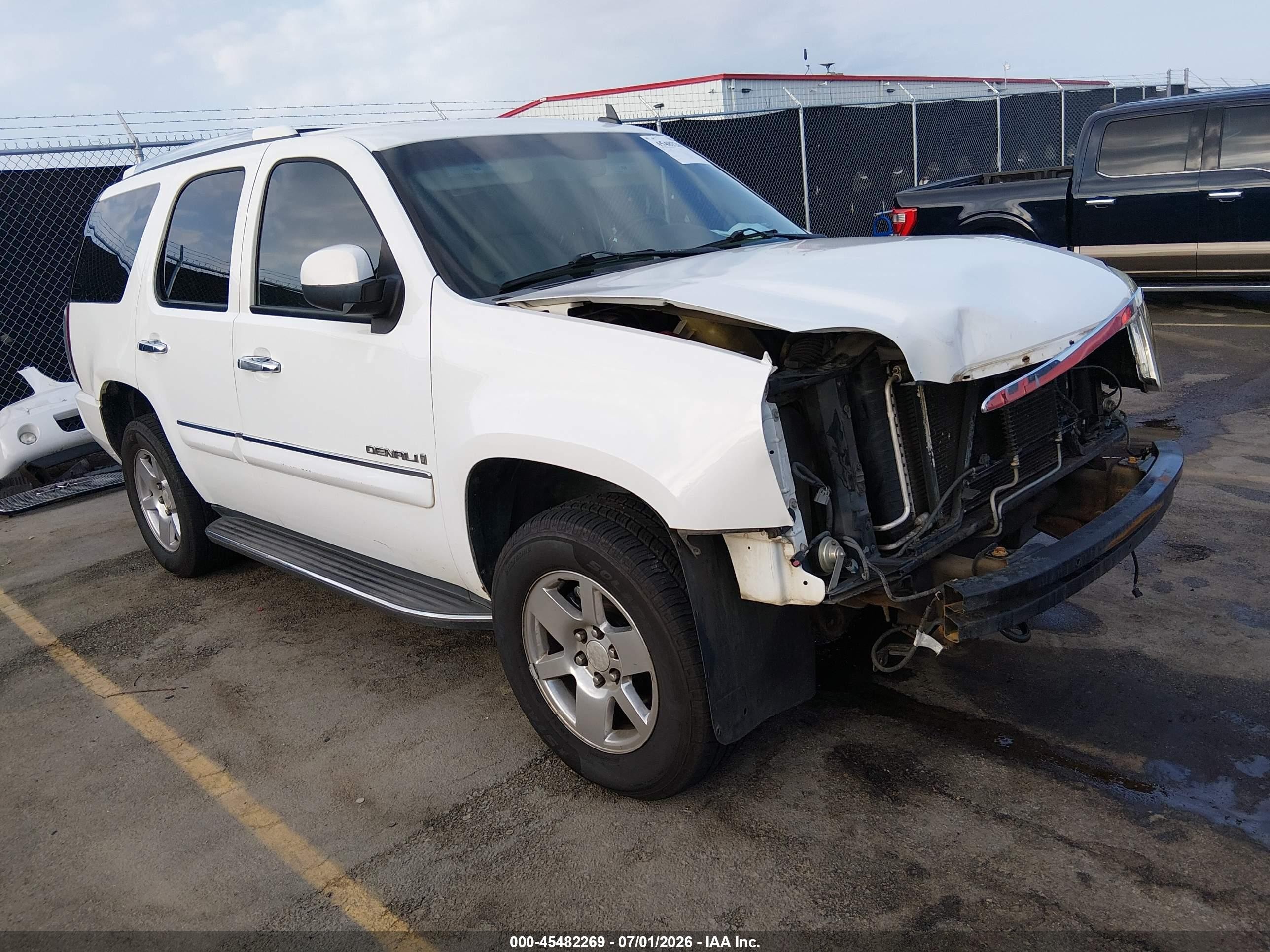 2008 GMC Yukon Denali, VIN 1GKFK63868J234422 — Перед