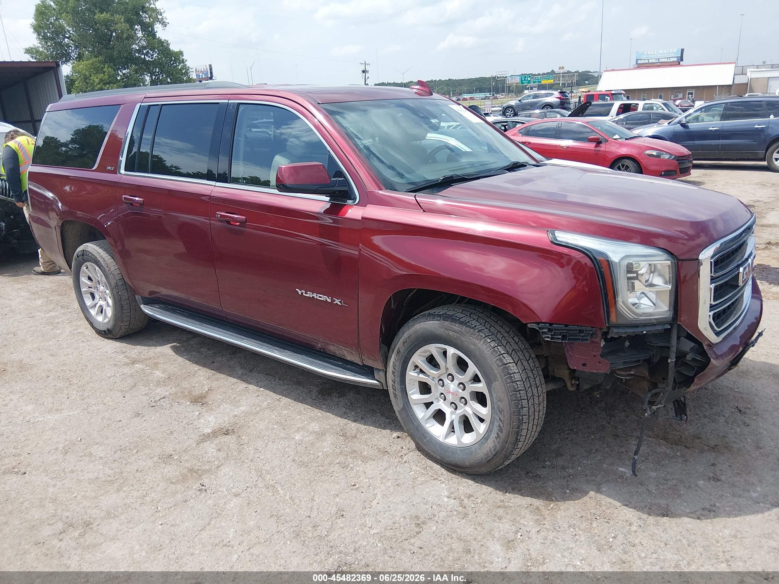 2019 GMC Yukon XL SLT, VIN 1GKS1GKC4KR341734 — Front end