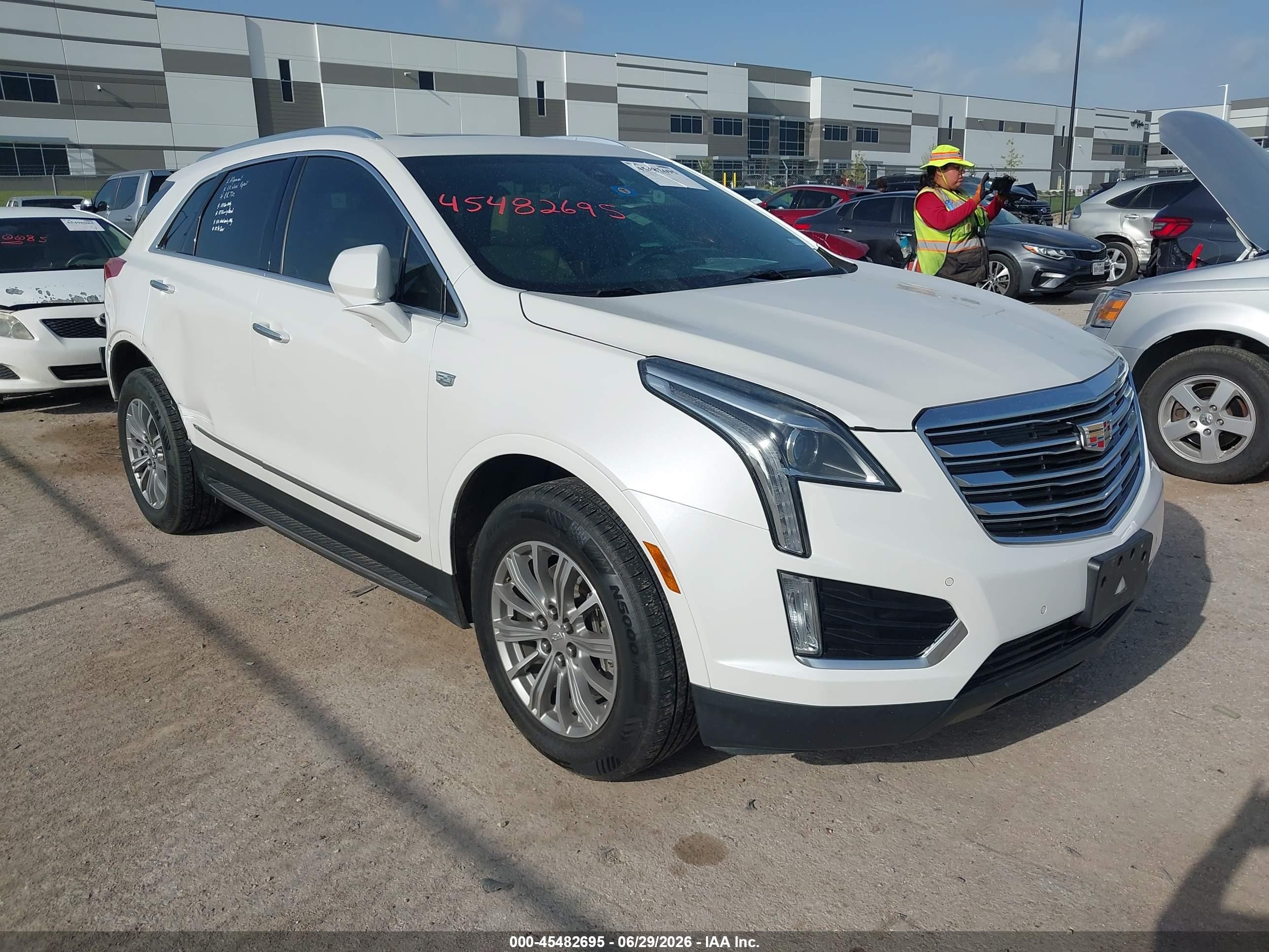 2017 Cadillac XT5 Luxury FWD, VIN 1GYKNBRS0HZ142778 — Side