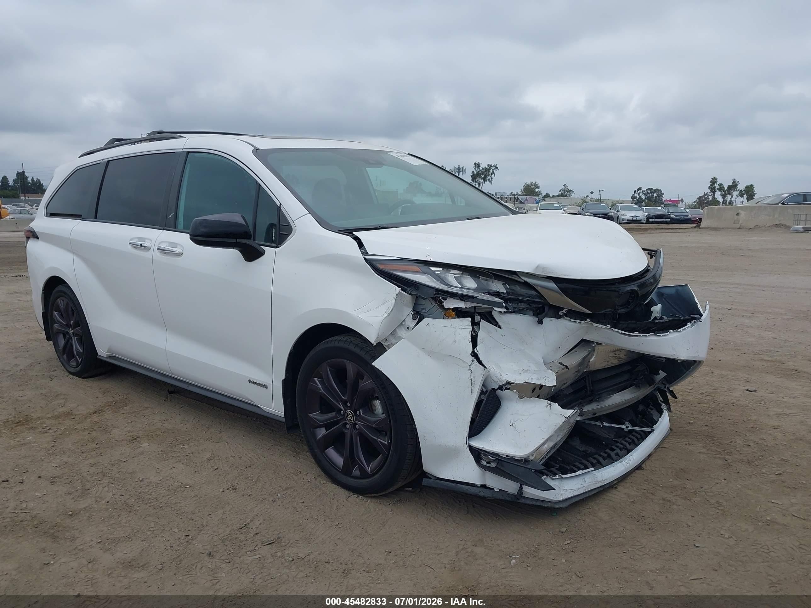 2021 Toyota Sienna XSE, VIN 5TDDRKEC2MS068244 — Front end
