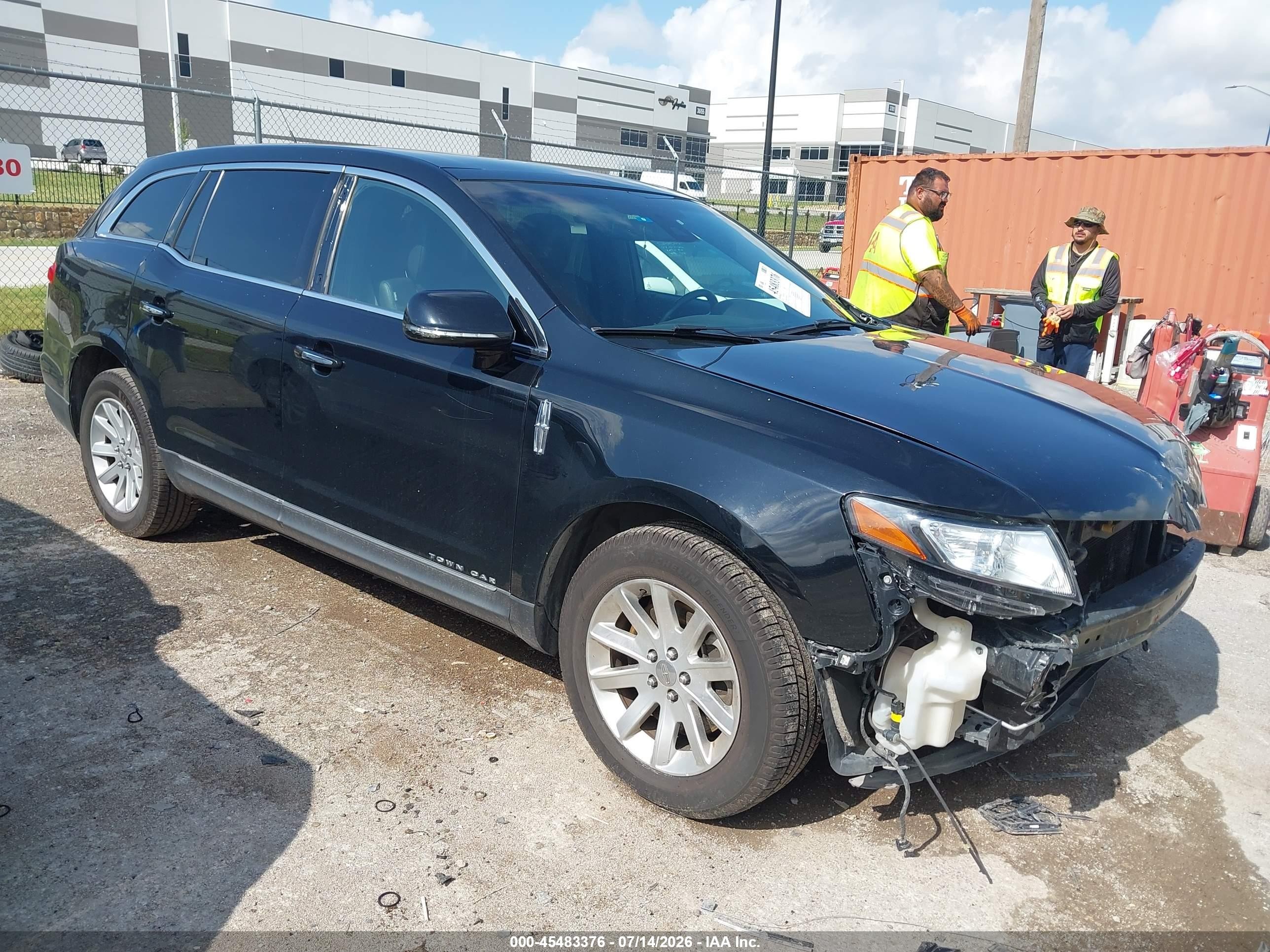 2018 Lincoln MKT, VIN 2LMHJ5NK5JBL01791 — Front end