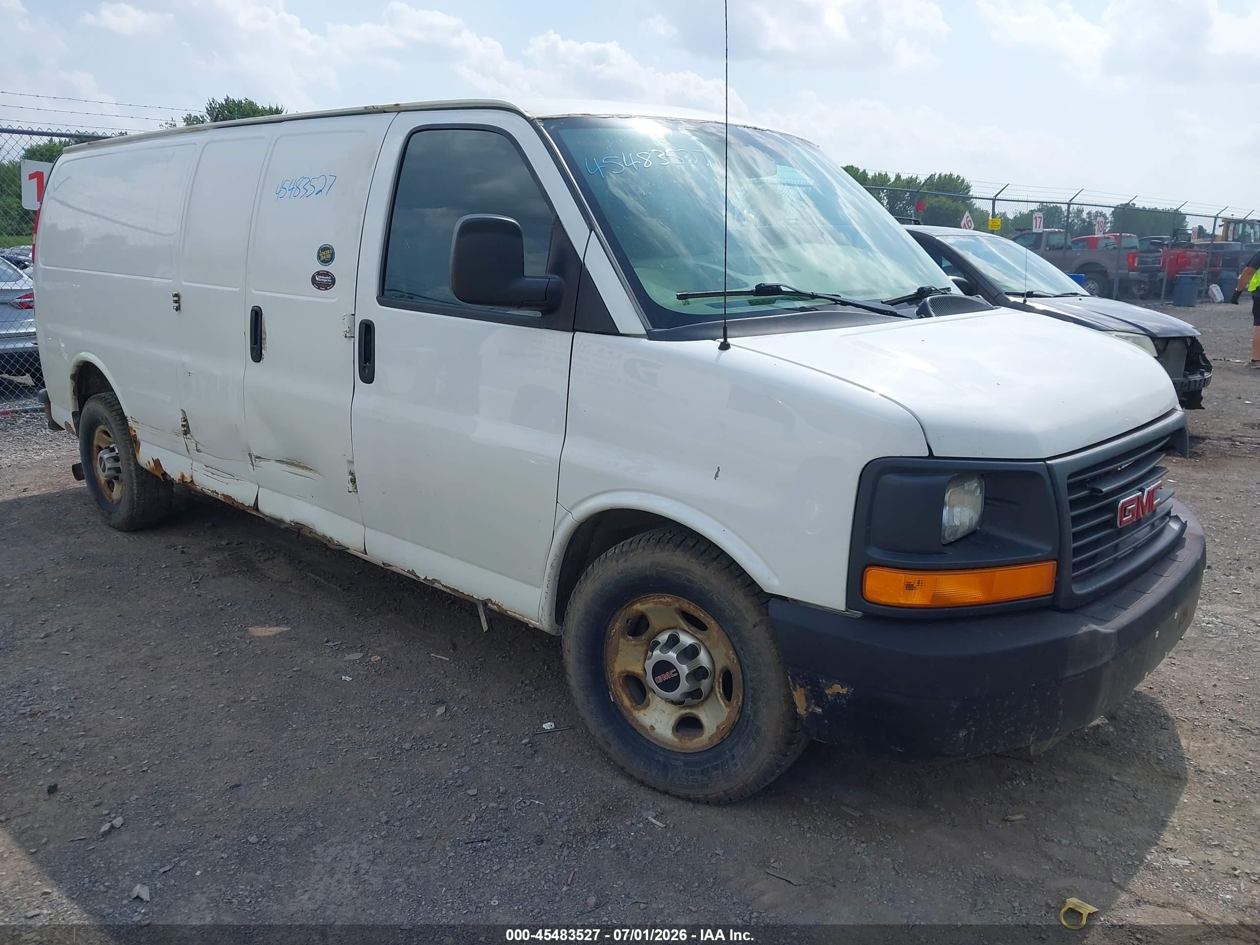 2013 GMC Savana Cargo, VIN 1GTW7GCA2D1172579 — Front end