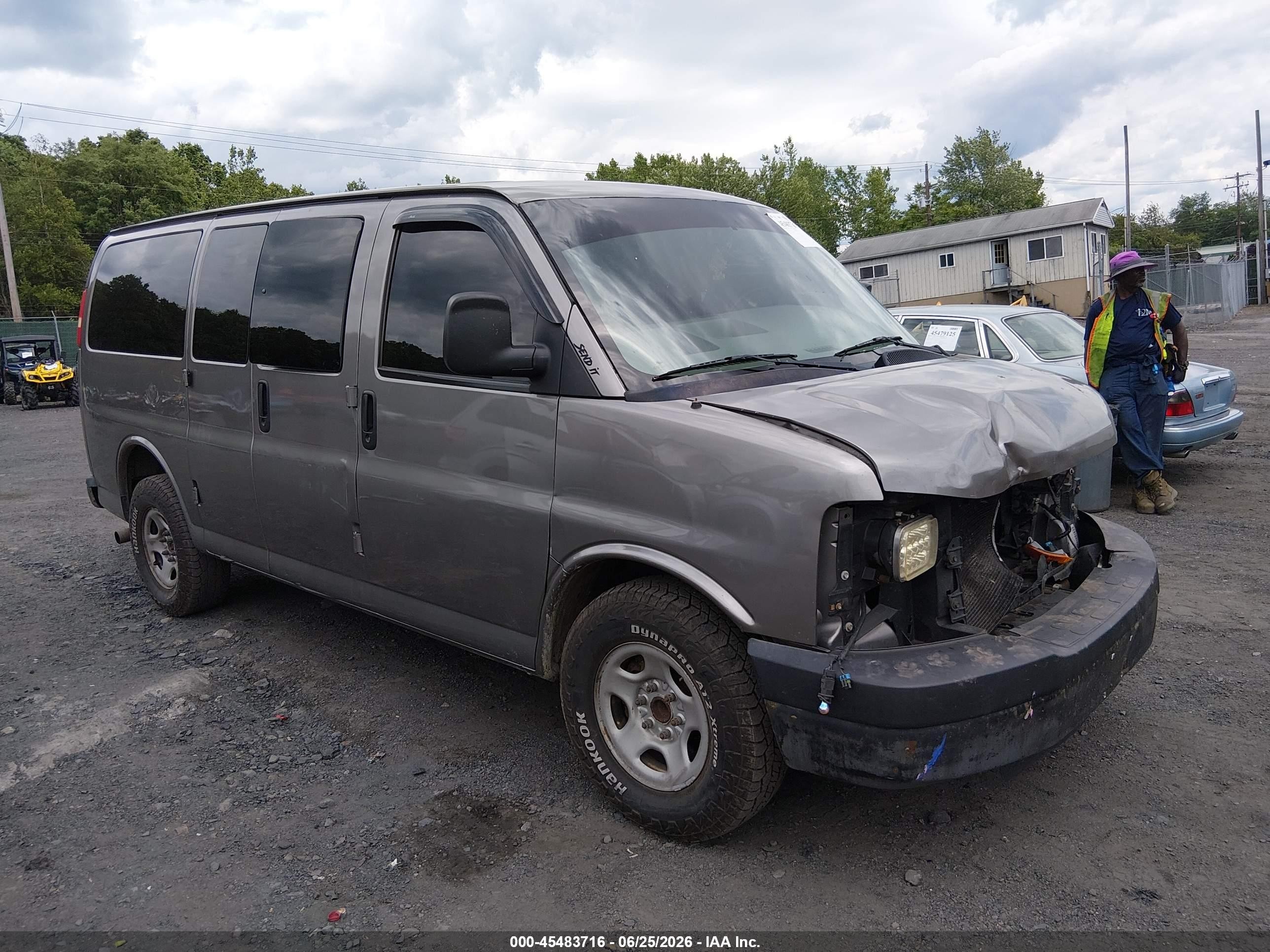 2007 Chevrolet Express Passenger, VIN 1GNFG15Z971196468 — Front end