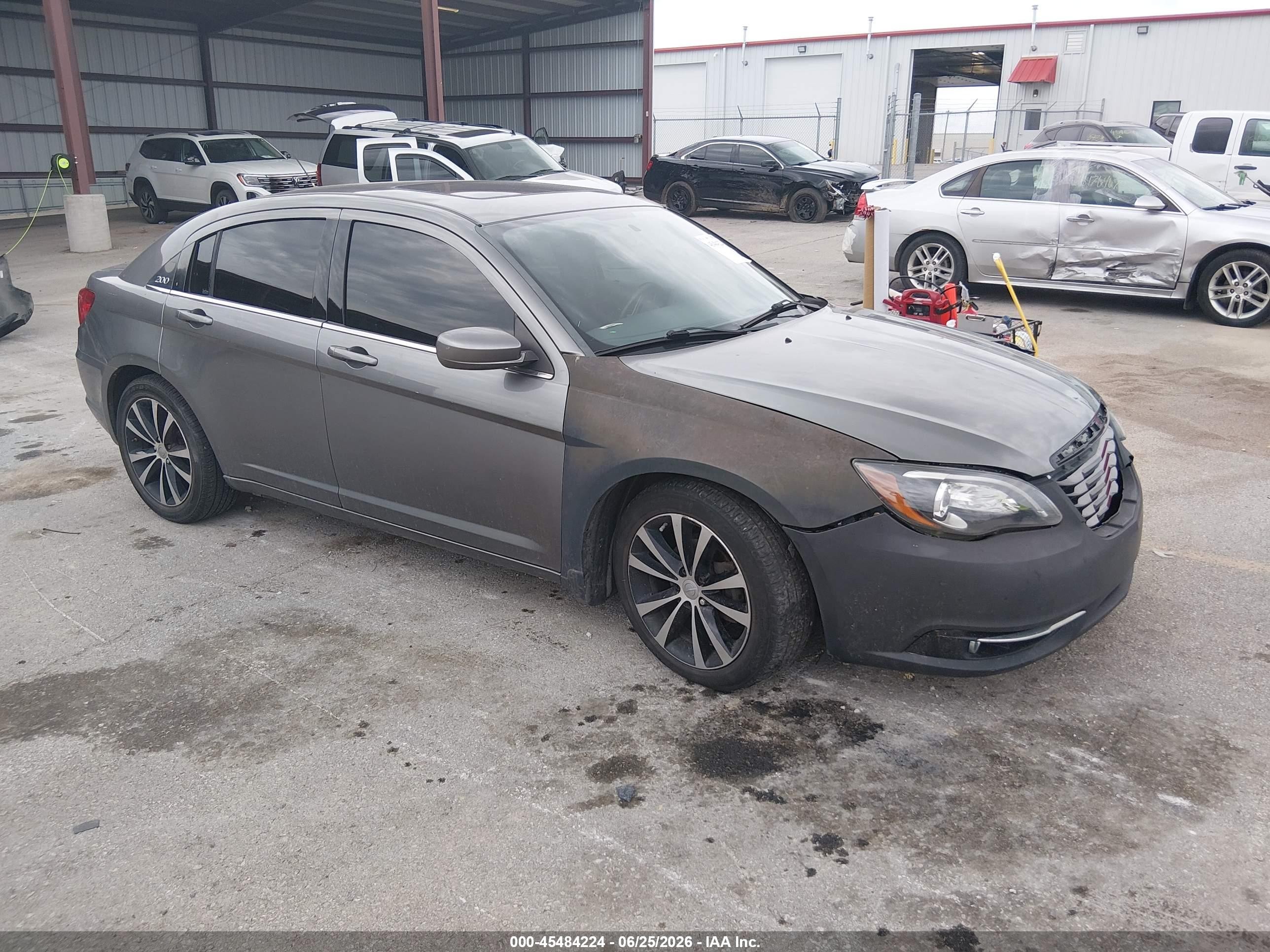 2013 Chrysler 200 Limited, VIN 1C3CCBCGXDN577625 — Front end