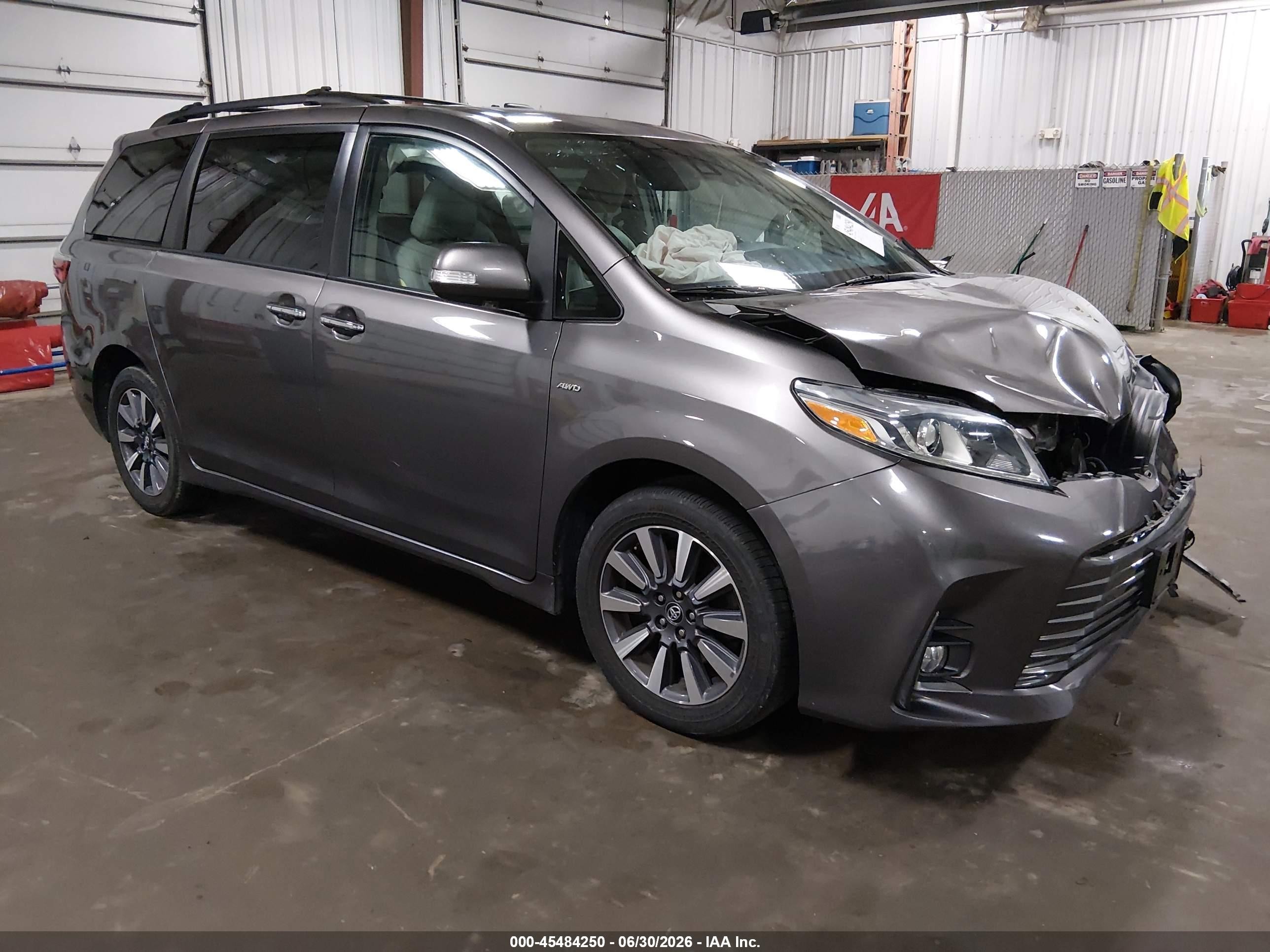 2018 Toyota Sienna XLE, VIN 5TDDZ3DC9JS199545 — Front end