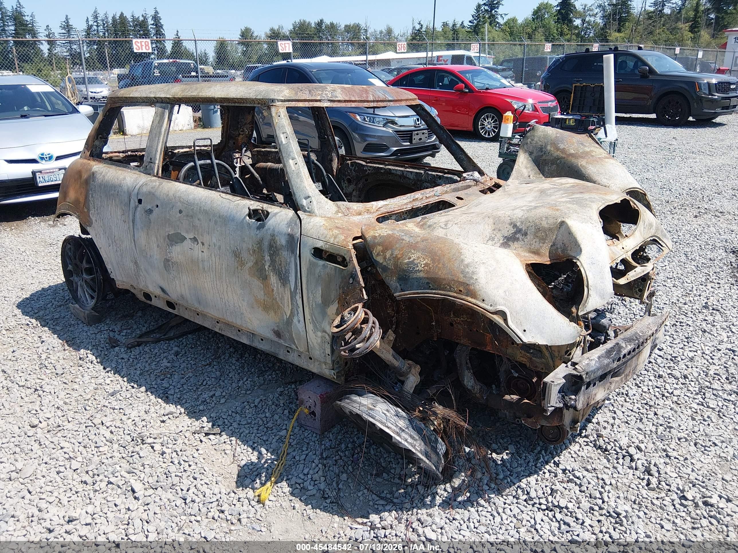 2005 MINI Hardtop S, VIN WMWRE33435TD93152 — Пожар