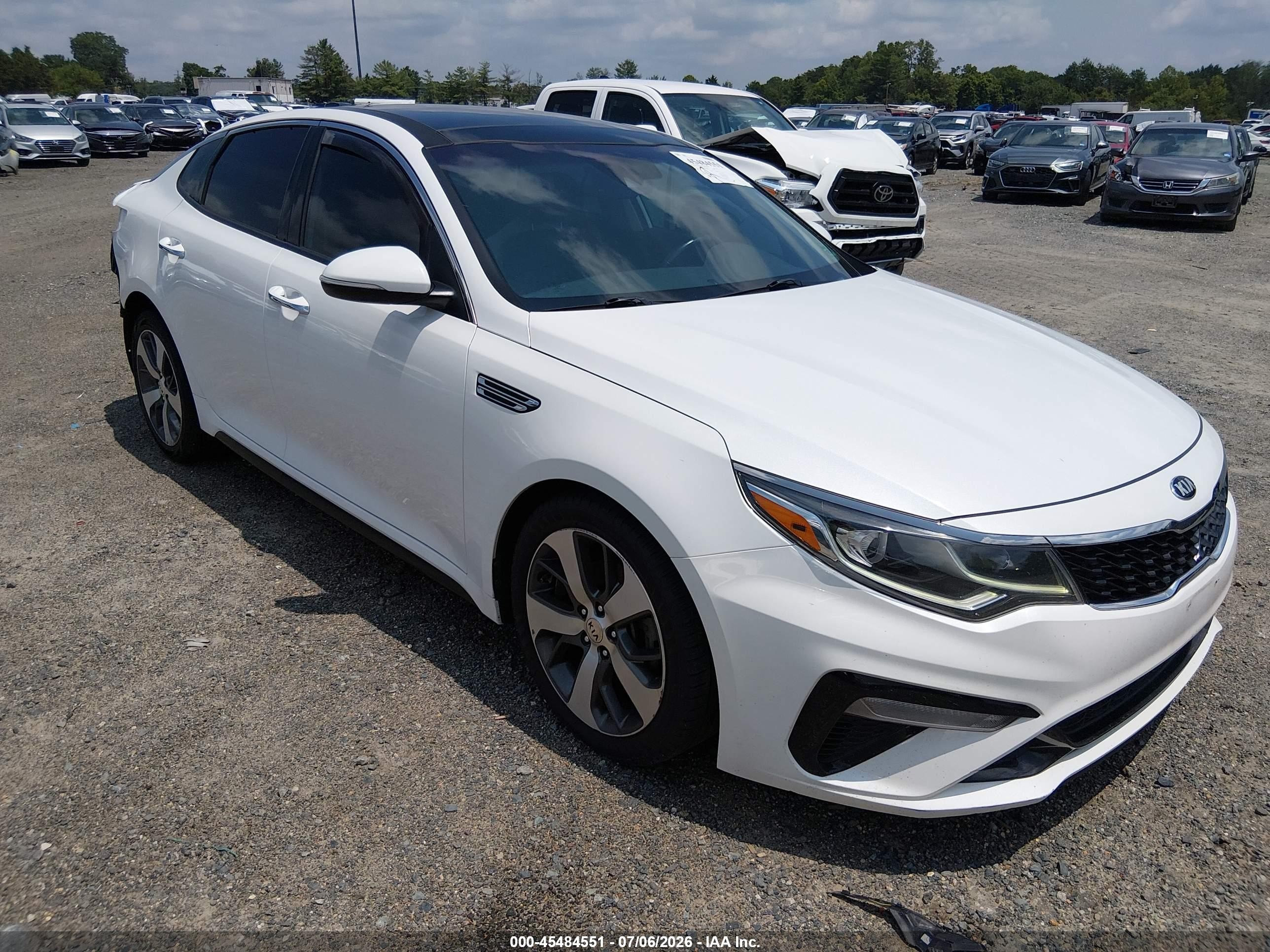 2019 Kia Optima LX, VIN 5XXGT4L32KG377644 — Rear end