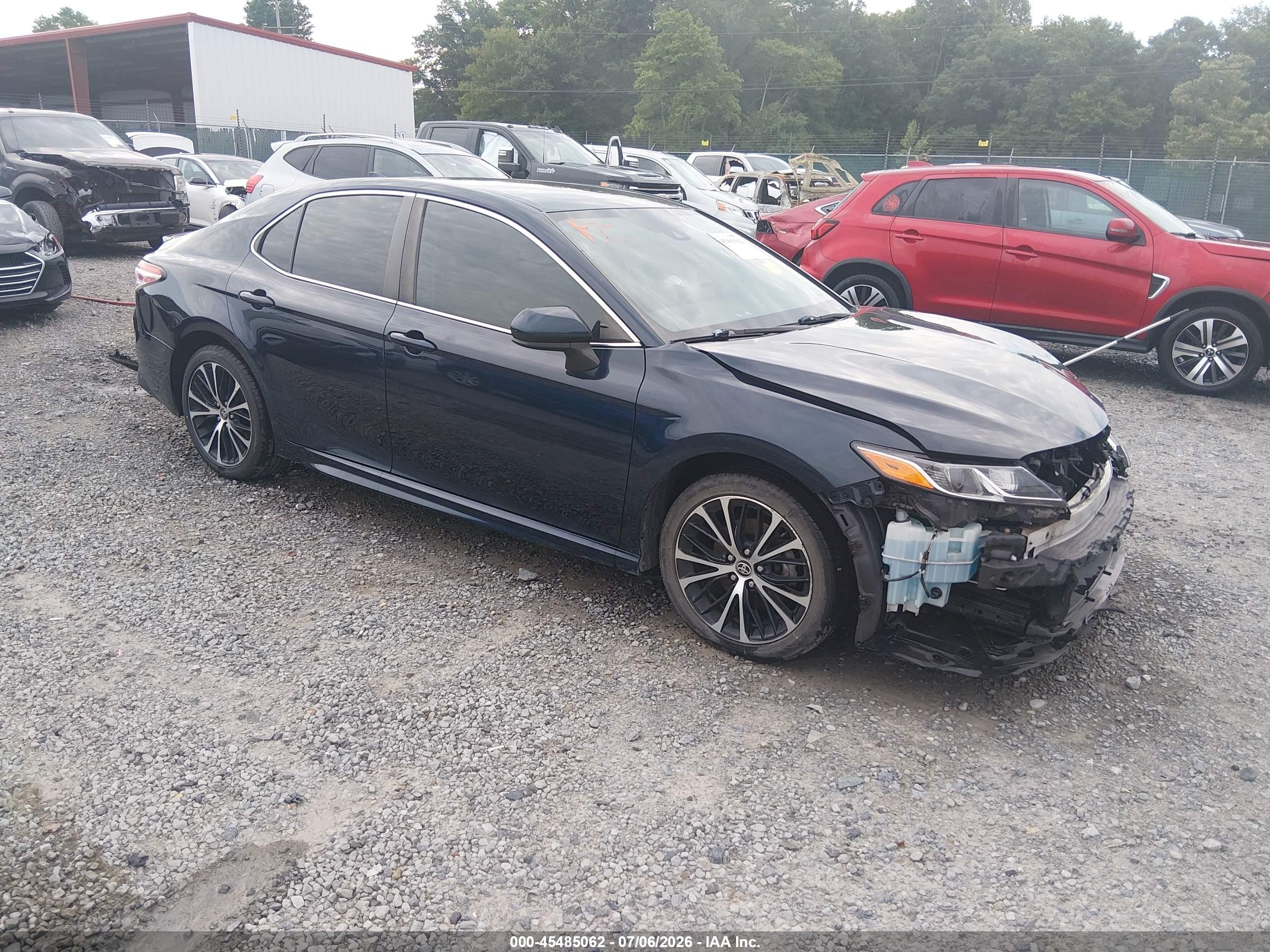 2020 Toyota Camry SE, VIN 4T1G11AK1LU981725 — Front end