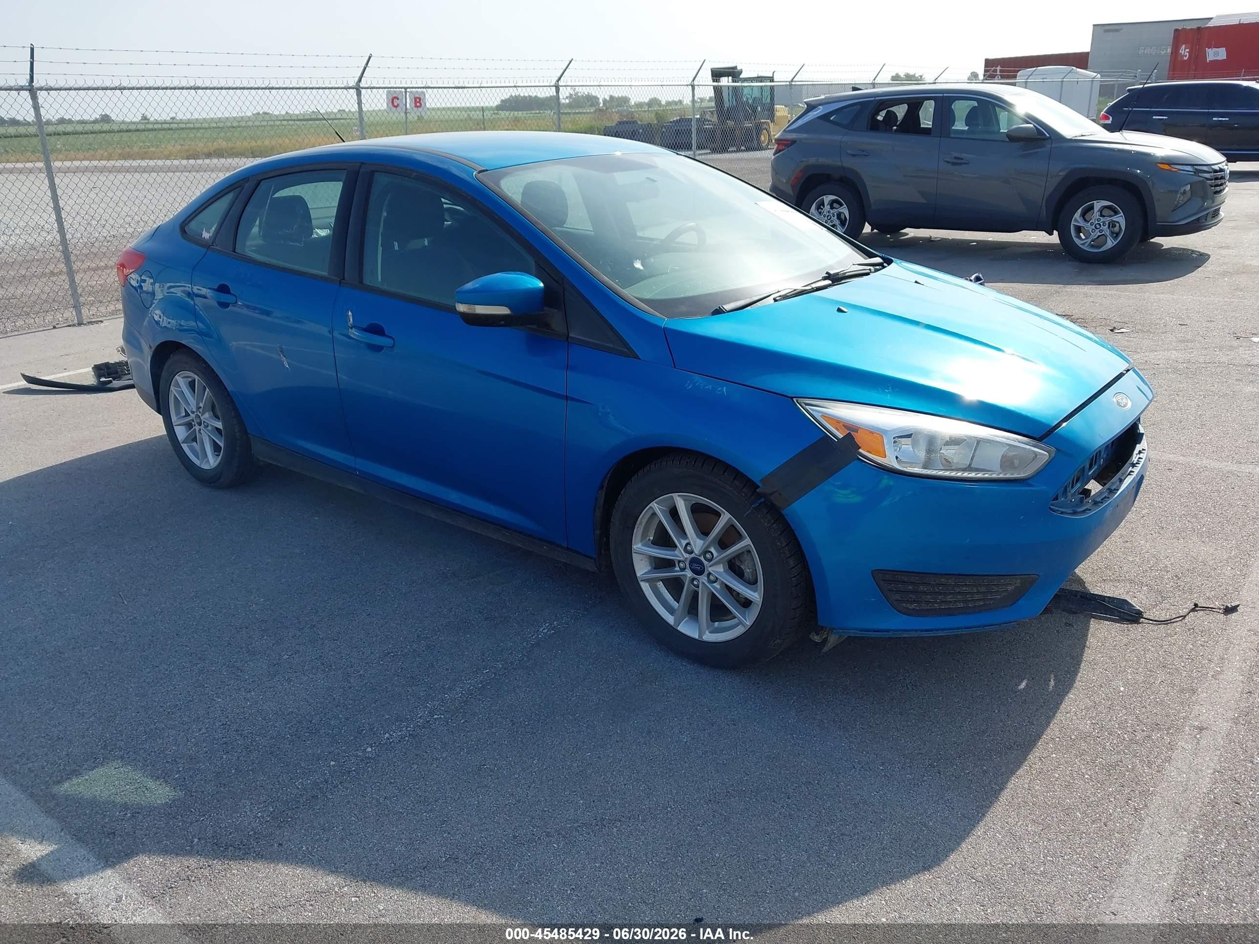 2016 Ford Focus SE, VIN 1FADP3F21GL238221 — Front end