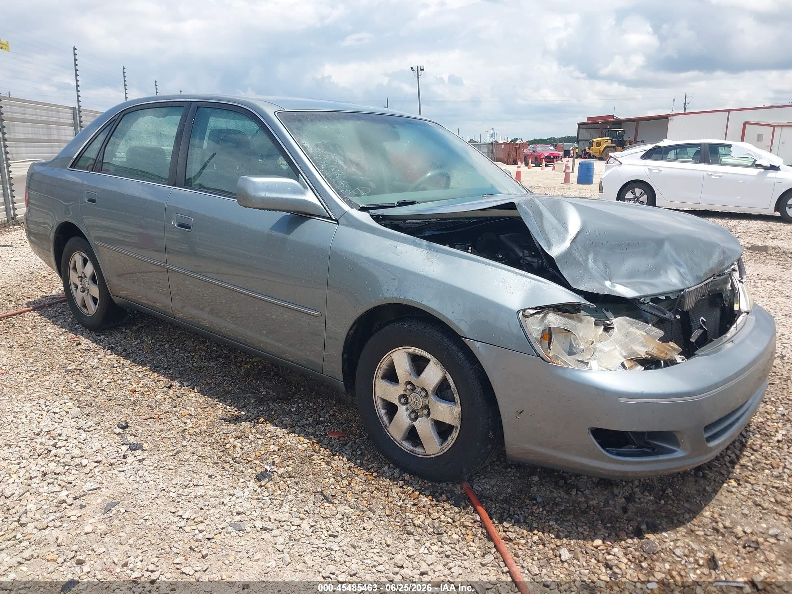 2001 Toyota Avalon XLS, VIN 4T1BF28BX1U181297 — Front end
