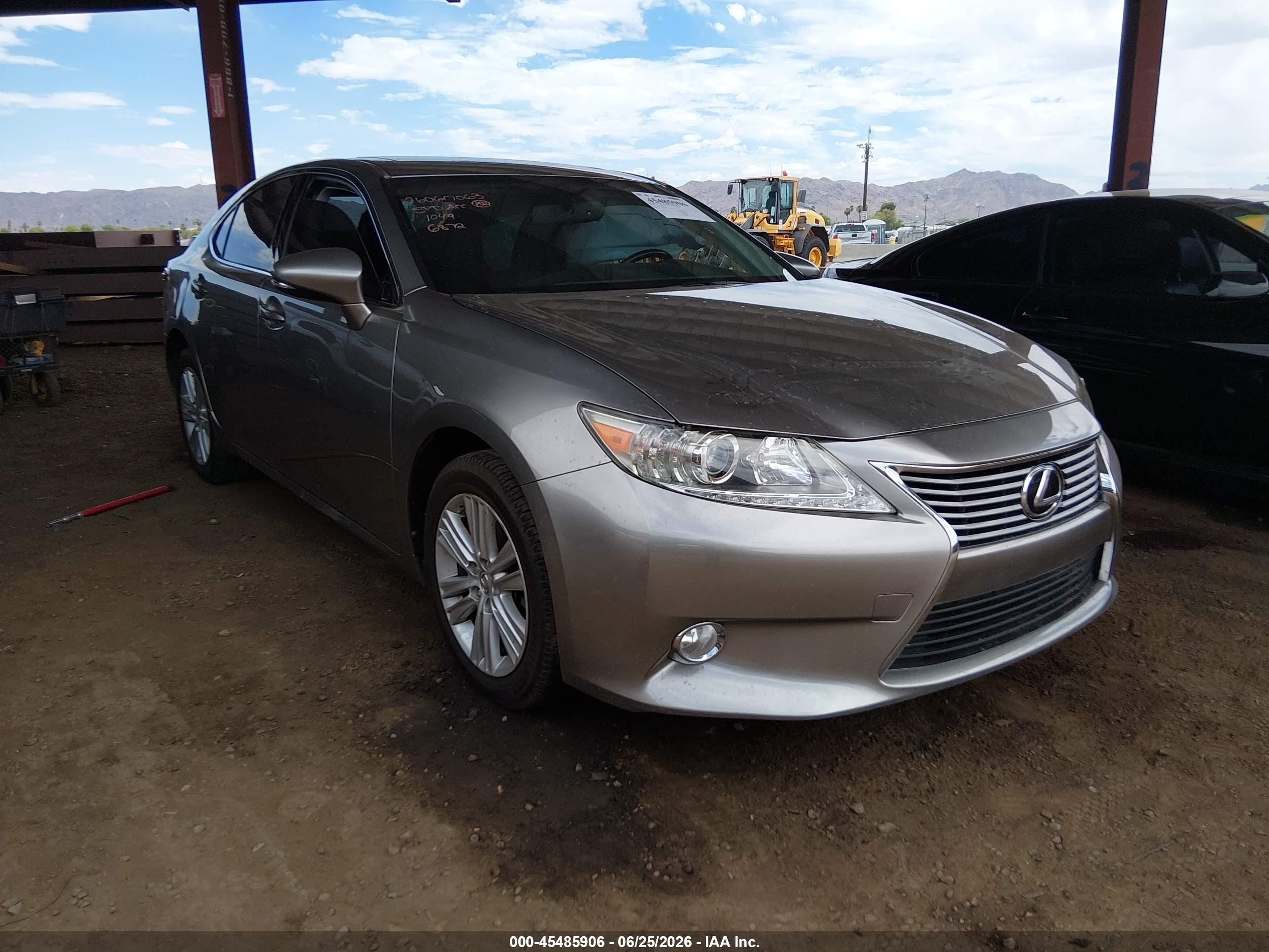 2015 Lexus ES 330, VIN JTHBK1GG9F2186872 — Бок