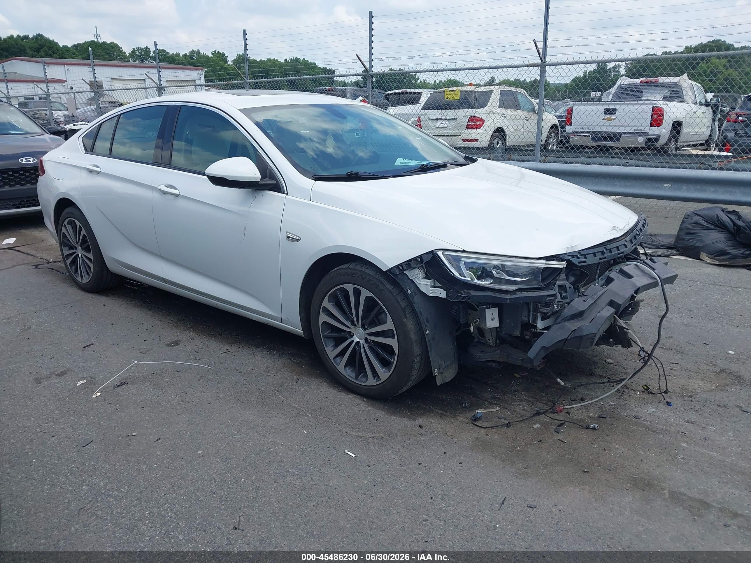 2018 Buick Regal Essence, VIN W04GP6SX3J1049285 — Front end