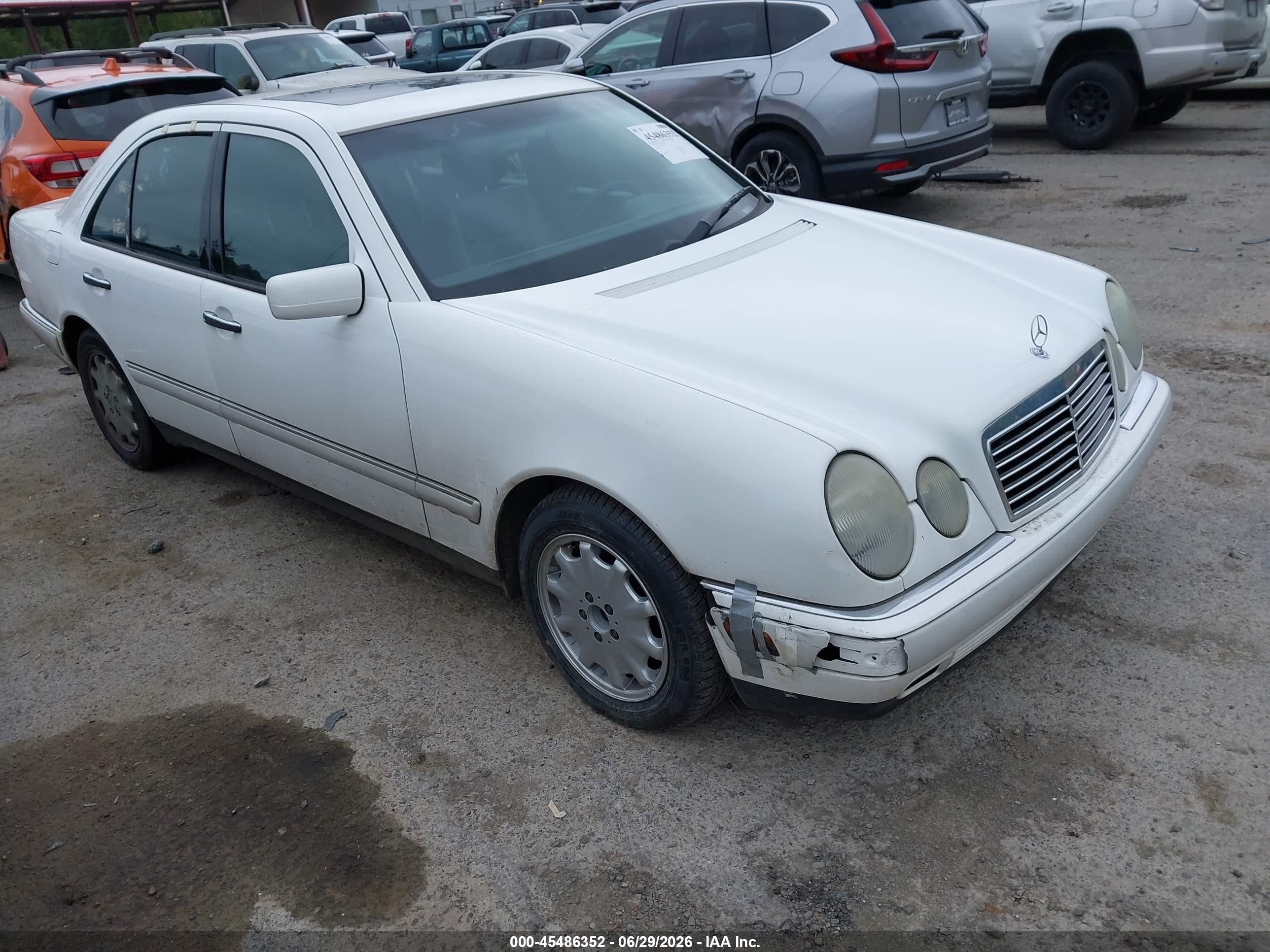 1997 Mercedes-Benz E 320, VIN WDBJF55F0VJ032220 — Бок