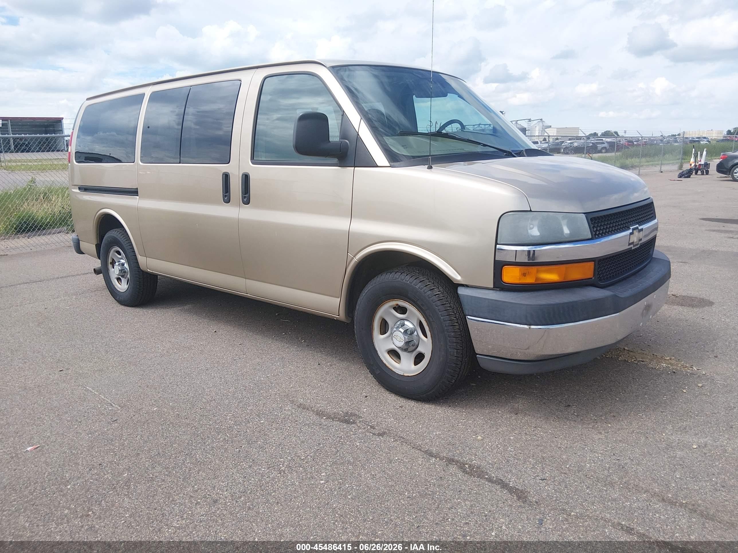 2006 Chevrolet Express Passenger, VIN 1GNFG15T861254029 — Front end