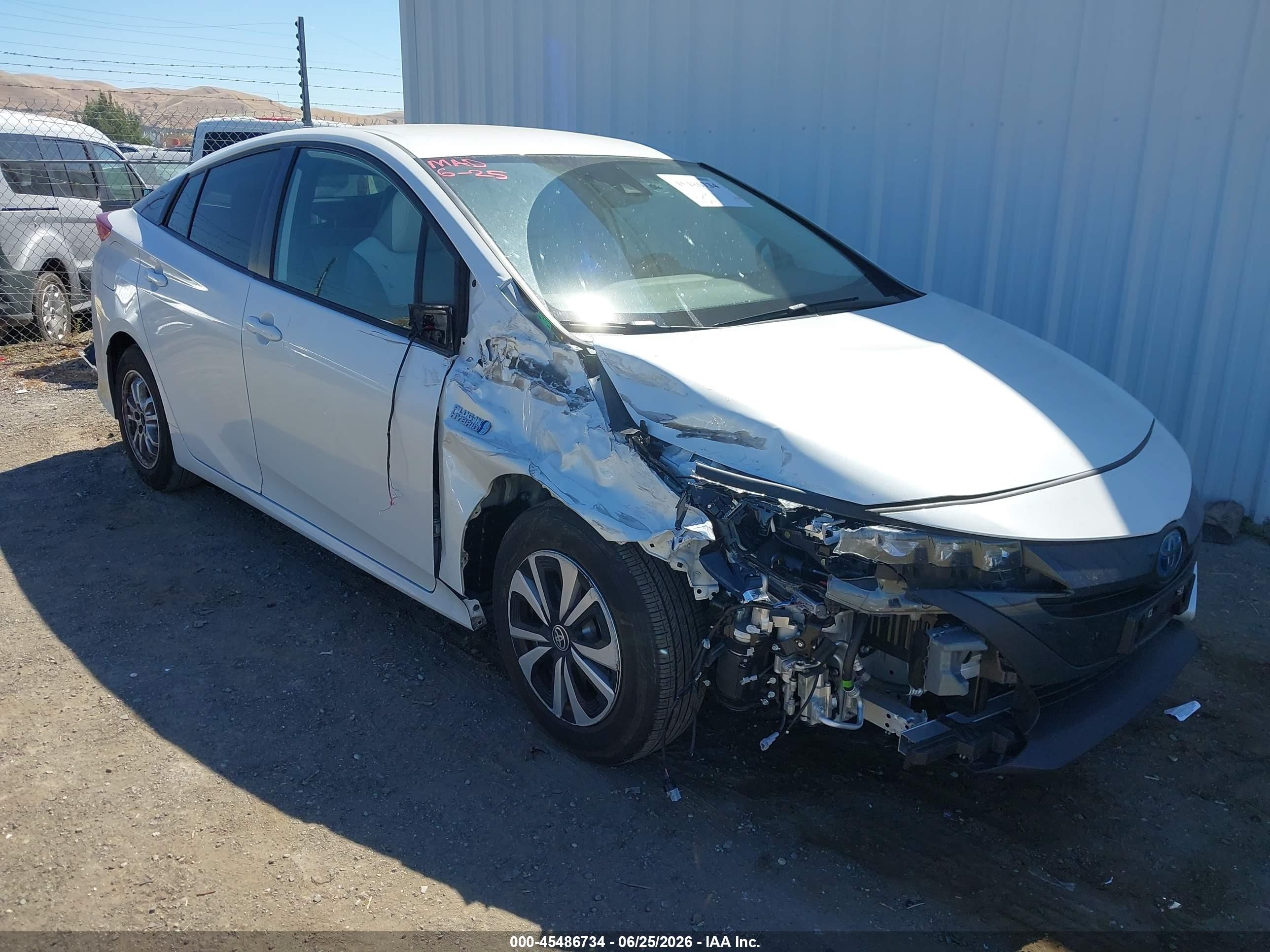 2022 Toyota Prius Limited, VIN JTDKAMFP2N3226970 — Перед