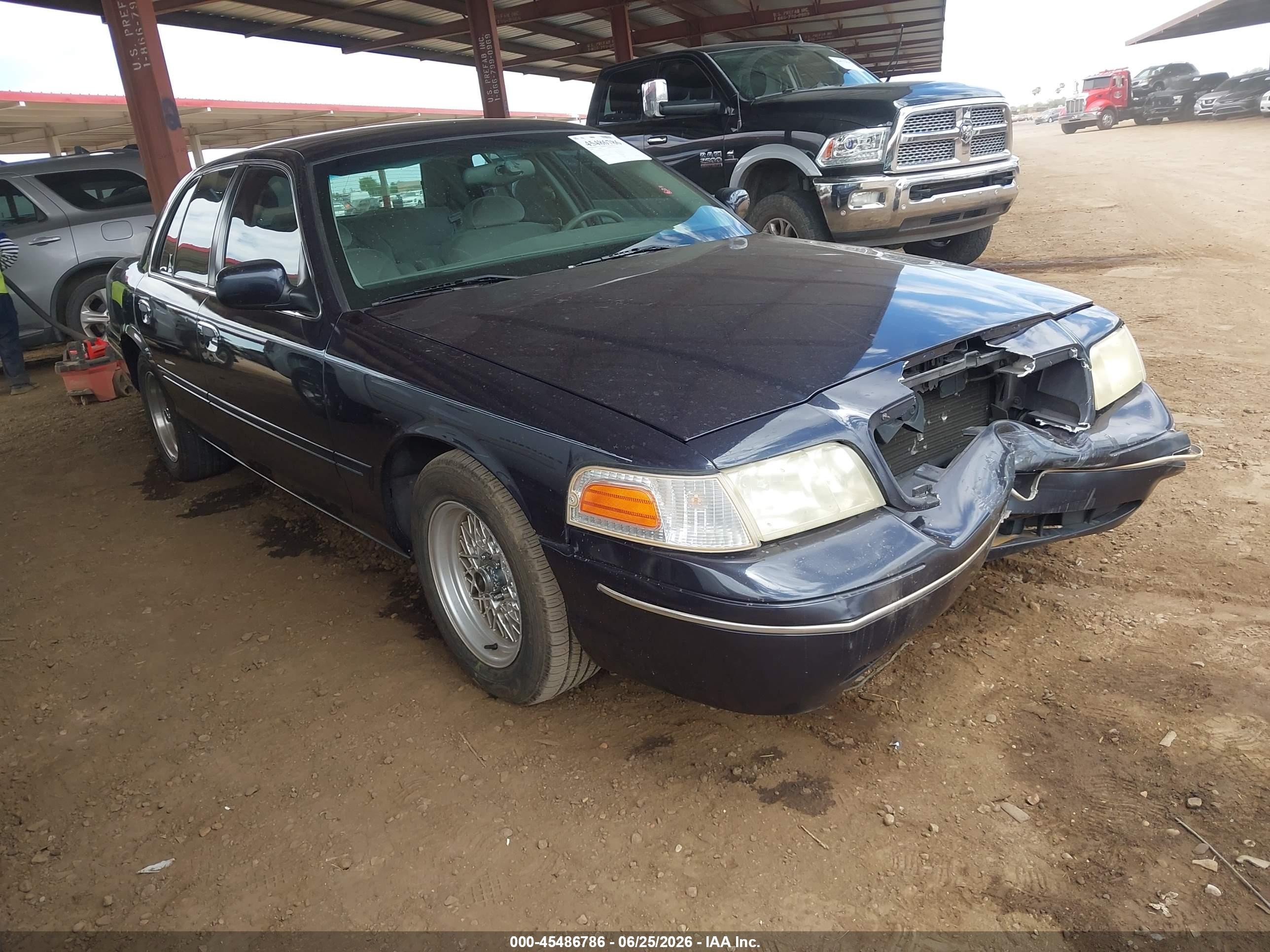 2002 Ford Crown Victoria LX, VIN 2FAFP74W82X159906 — Front end