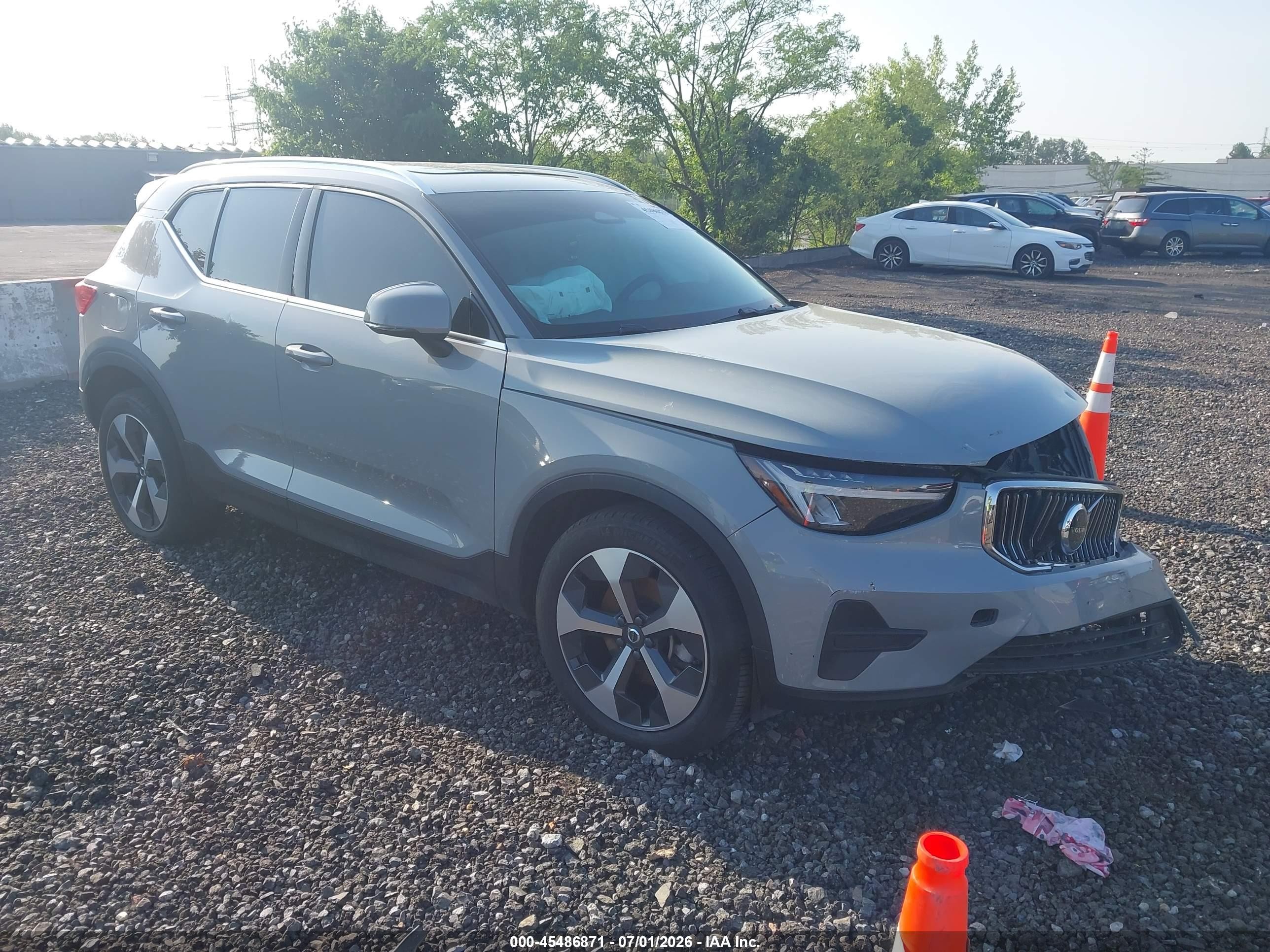 2025 Volvo XC40 Core Bright Theme, VIN YV4L12UJXS2559374 — Front end