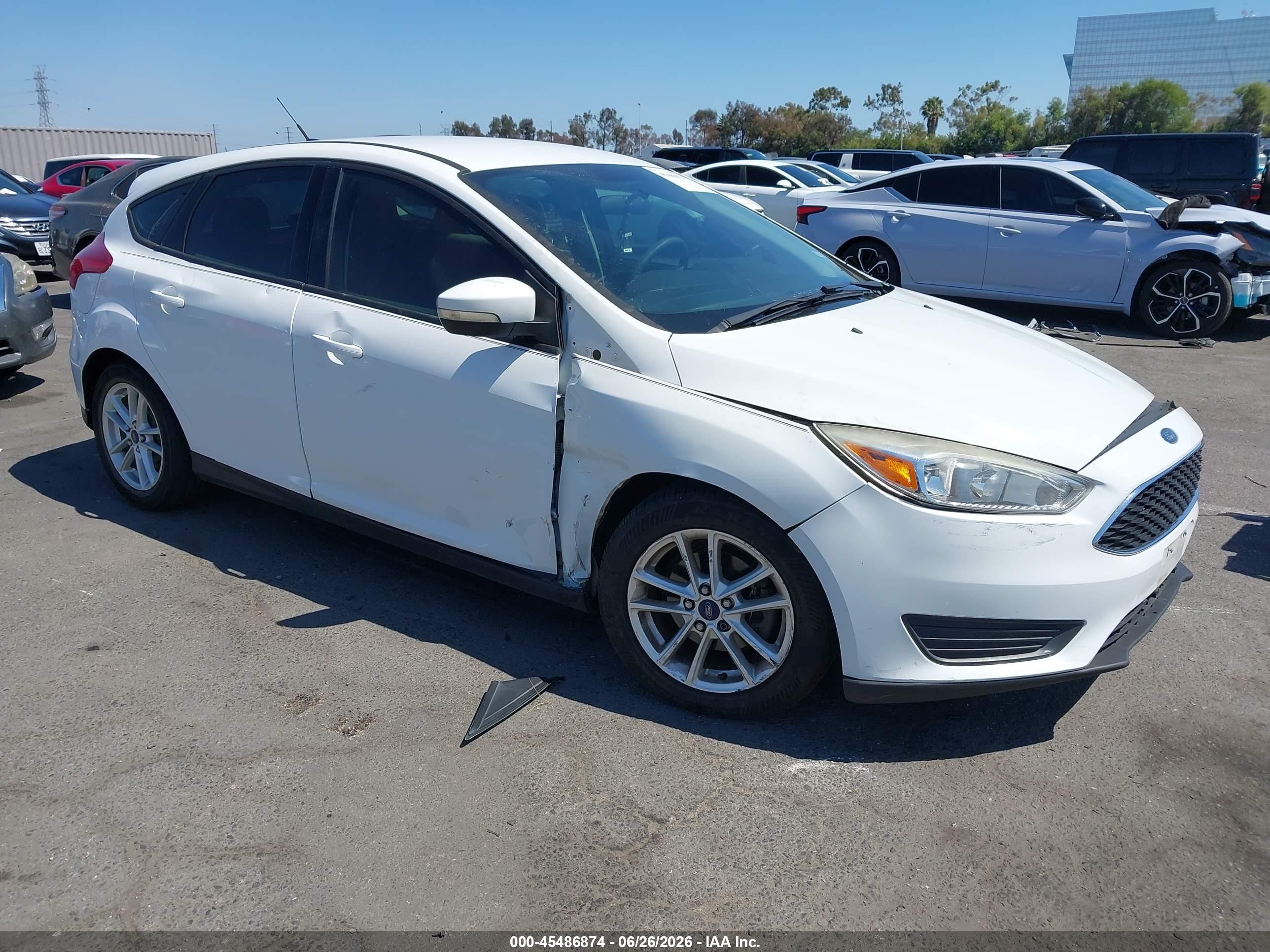 2015 Ford Focus SE, VIN 1FADP3K27FL384563 — Side