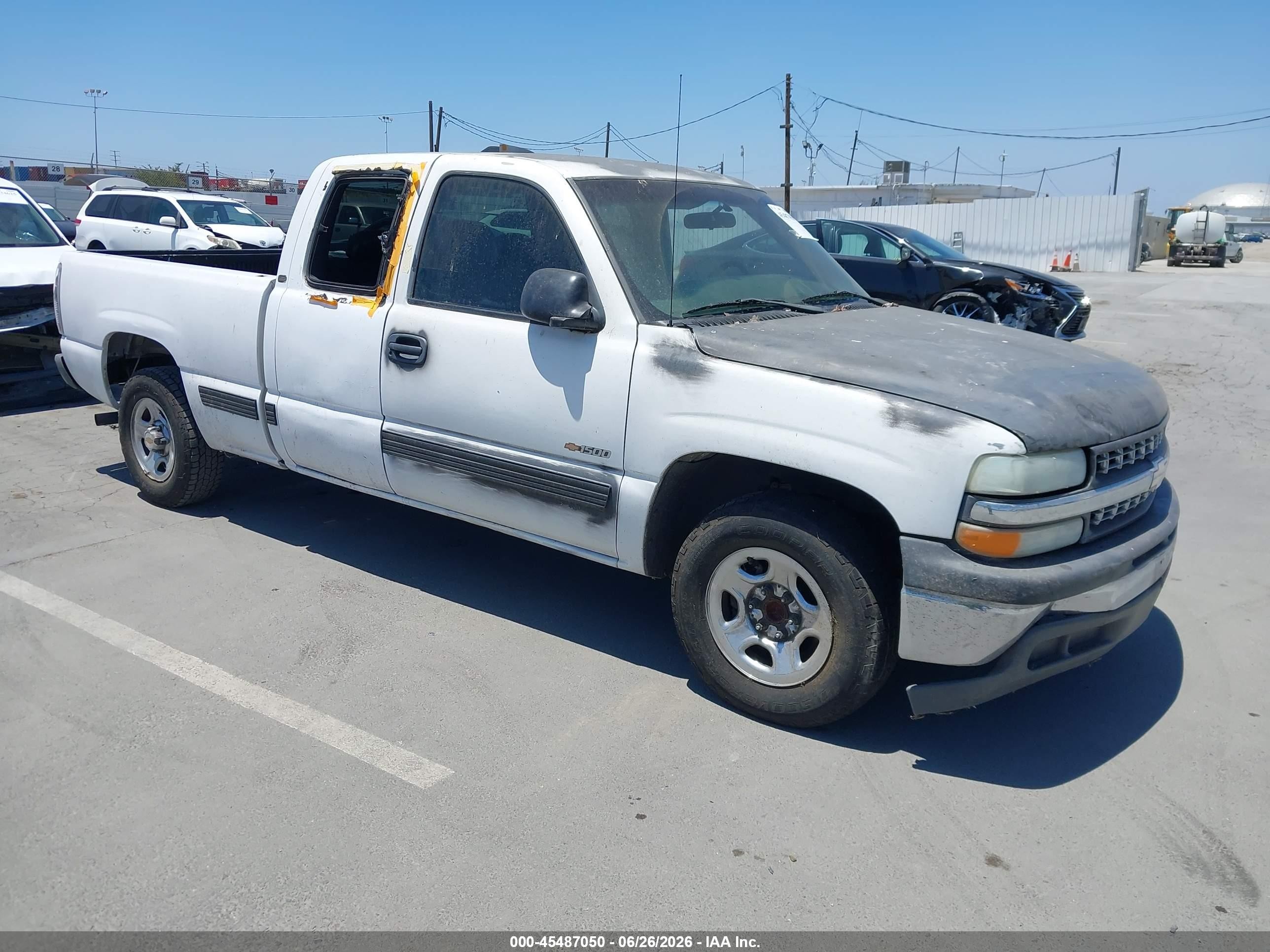 2002 Chevrolet Silverado 1500, VIN 2GCEC19X721397233 — Side