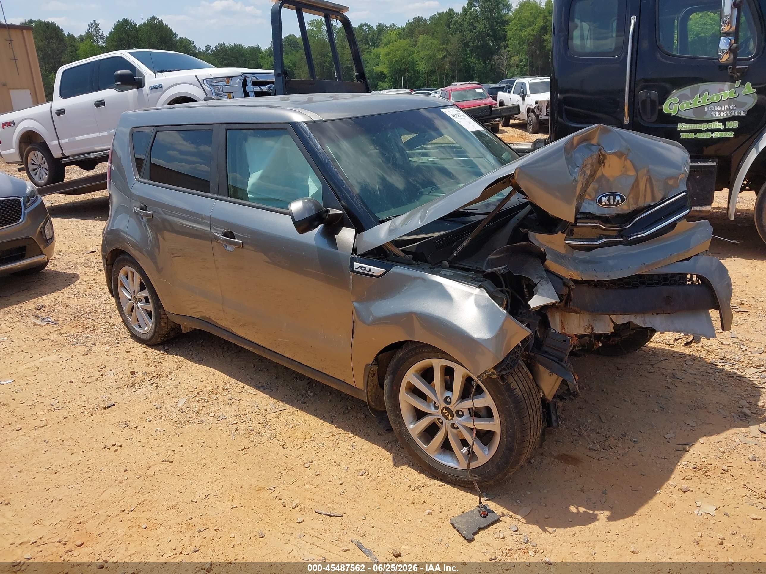 2019 Kia Soul +, VIN KNDJP3A56K7643040 — Front end