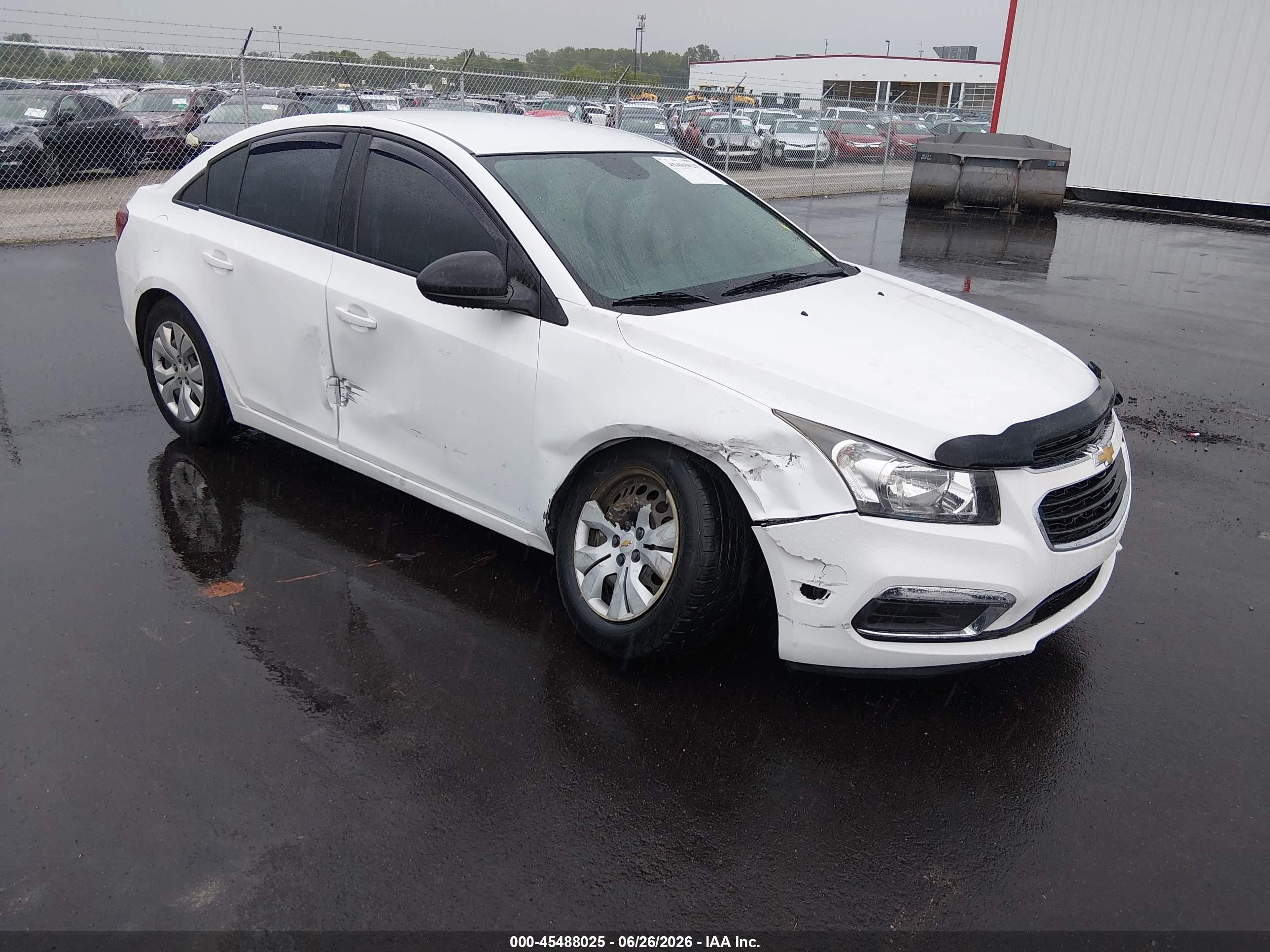 2015 Chevrolet Cruze LS, VIN 1G1PB5SH0F7232101 — Перед