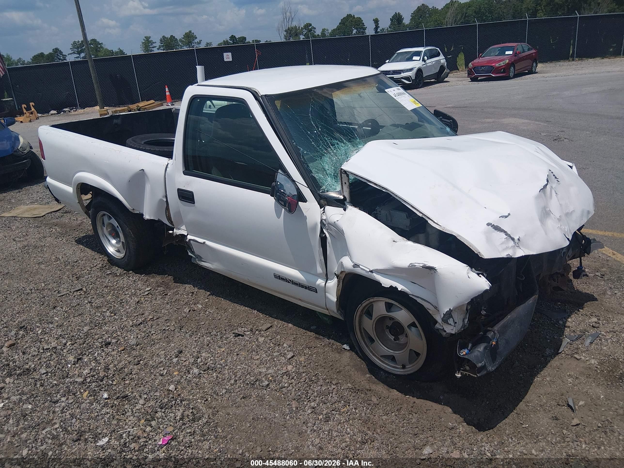 1999 GMC Sonoma, VIN 1GTCS1440XK503388 — Front end