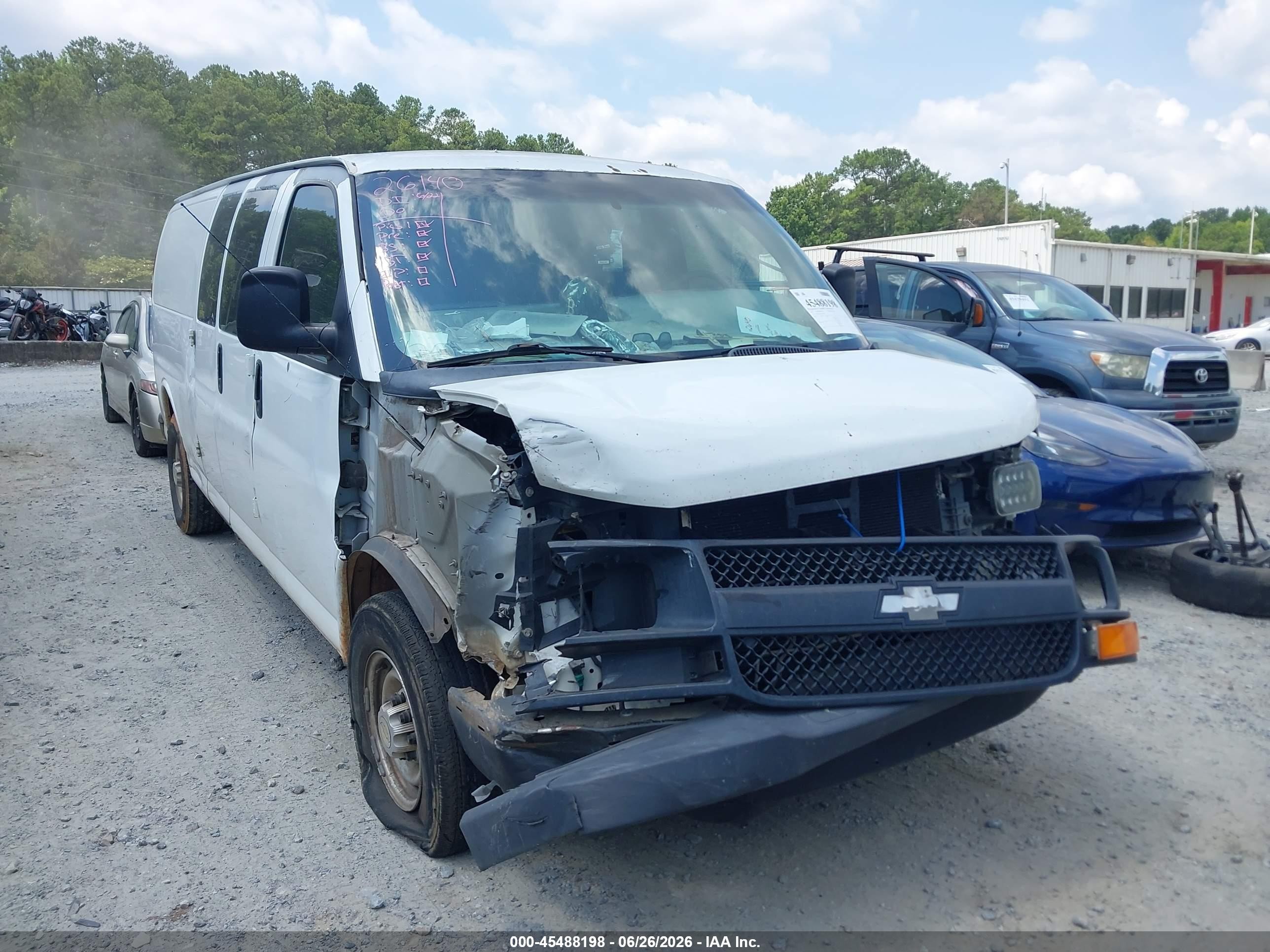 2011 Chevrolet Express Cargo, VIN 1GCWGGCA6B1136780 — Front end