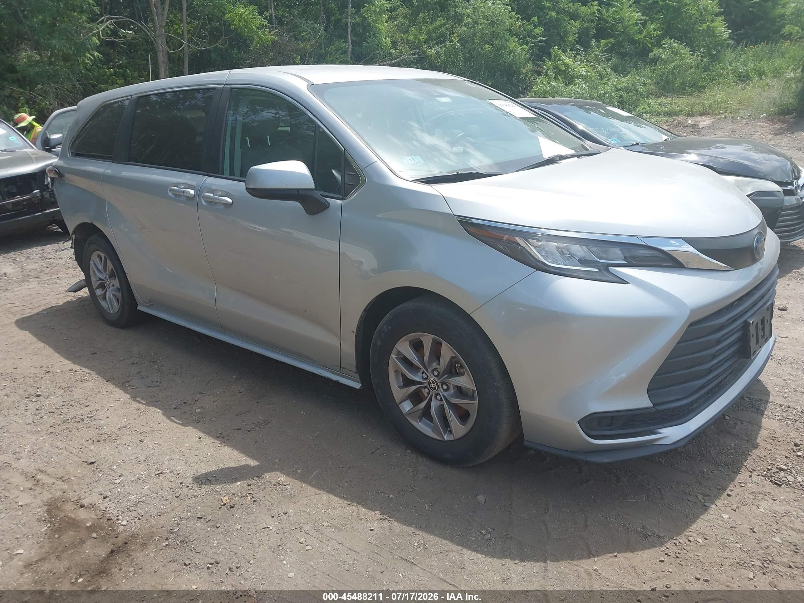 2022 Toyota Sienna LE, VIN 5TDKRKEC5NS117705 — Зад