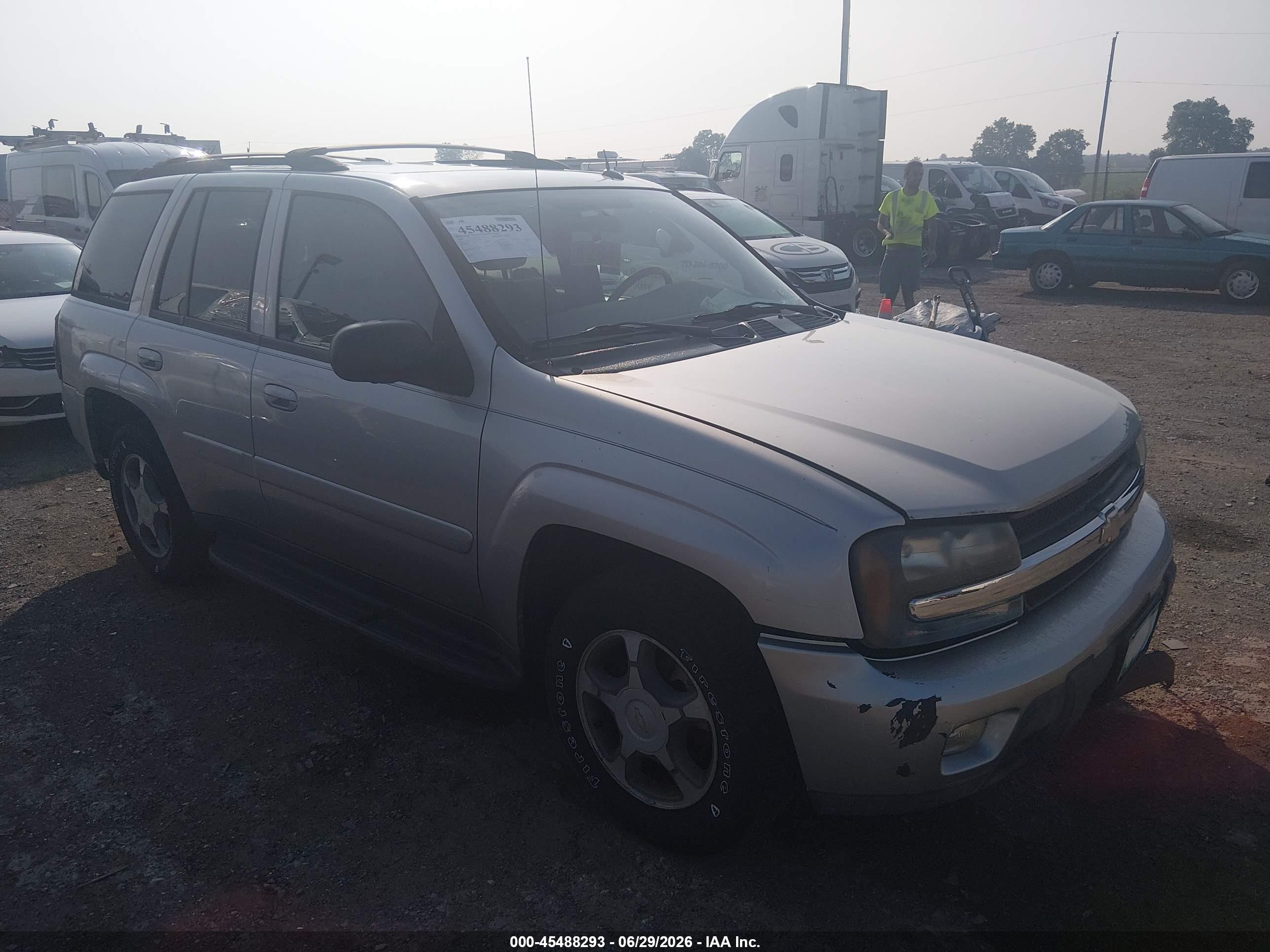 2005 Chevrolet TrailBlazer LS, VIN 1GNDT13SX52309361 — Rear end