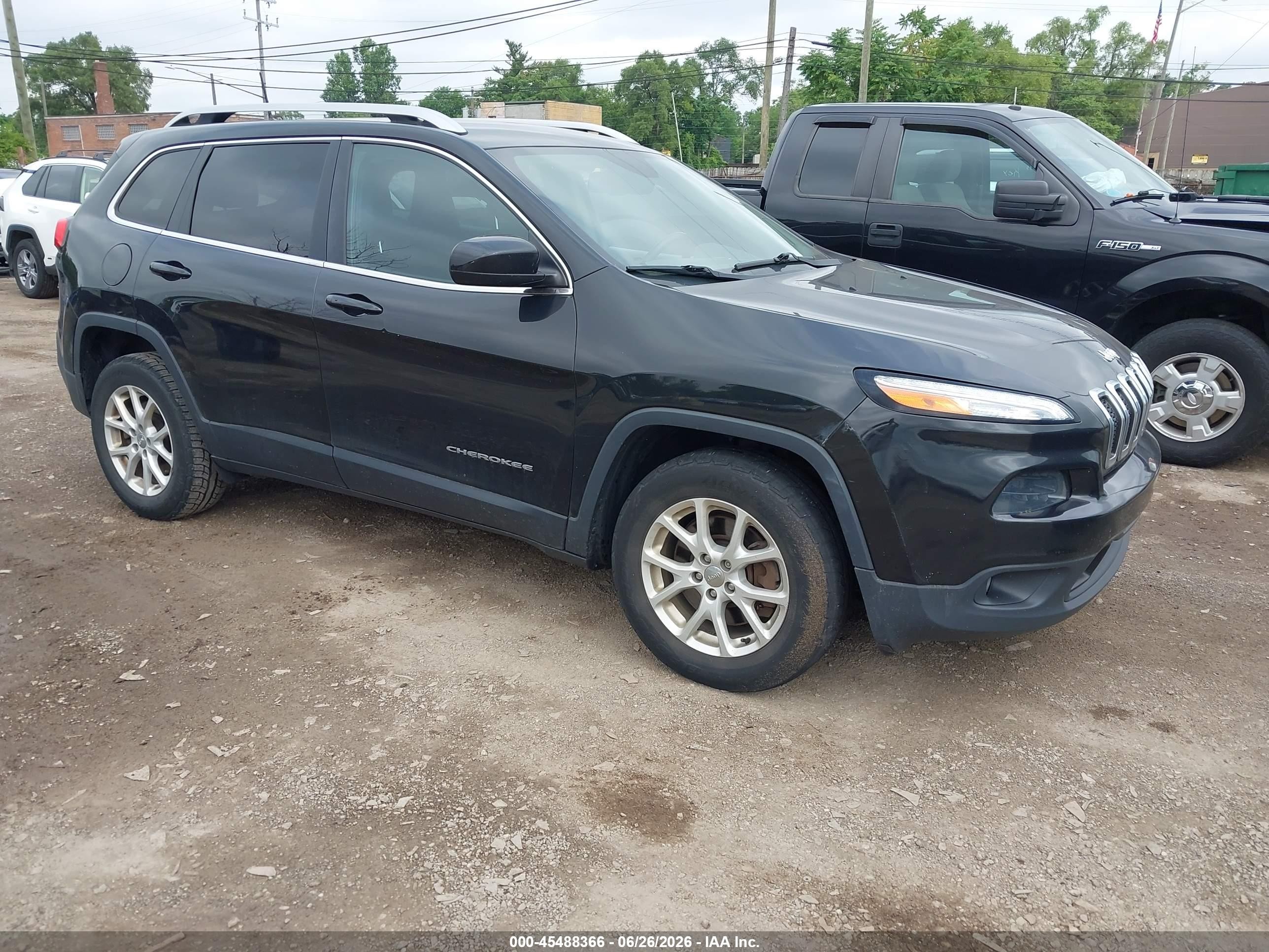 2016 Jeep Cherokee Latitude, VIN 1C4PJMCB3GW372553 — Front end