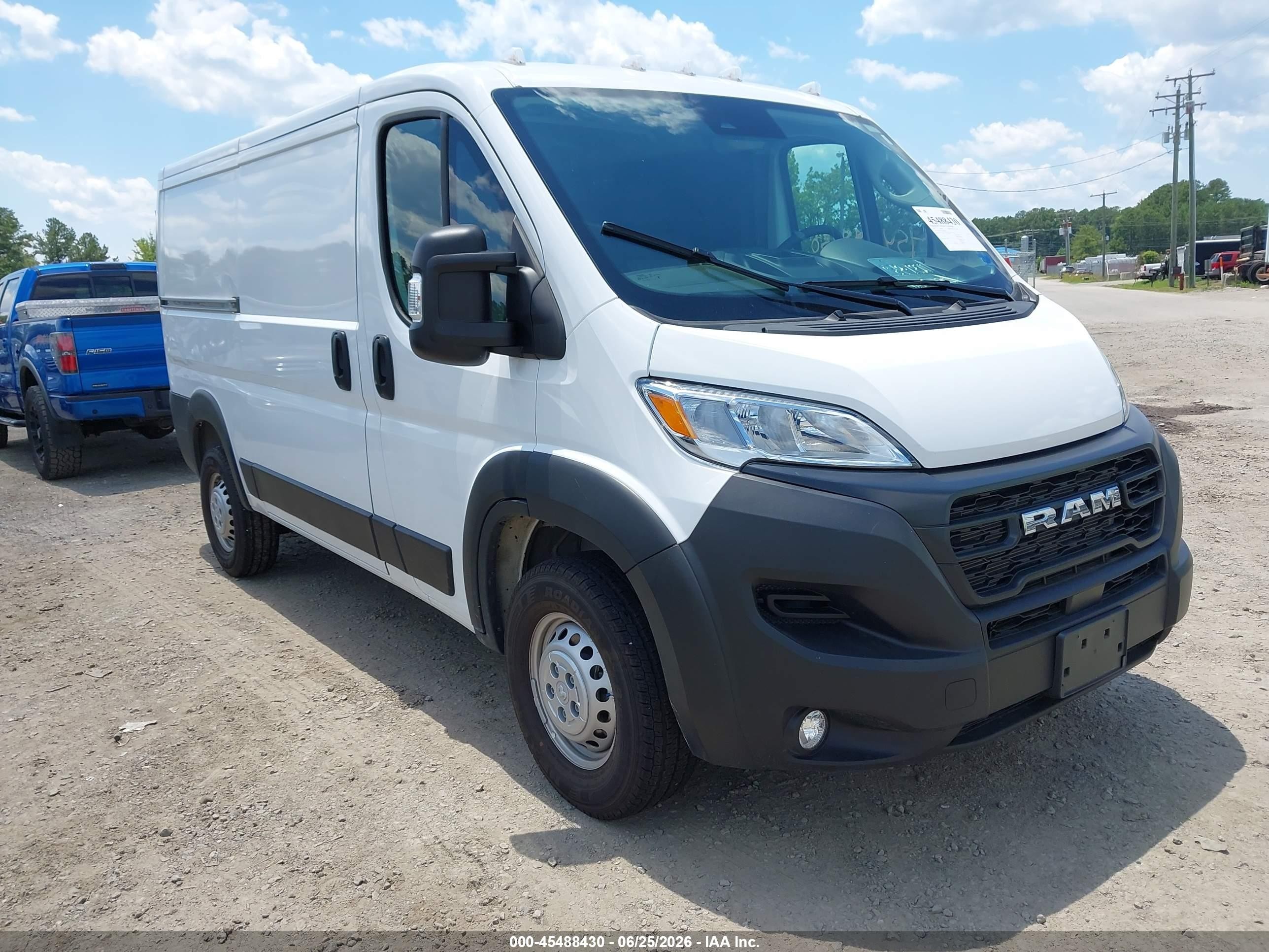 2026 Ram ProMaster Cargo Tradesman, VIN 3C6LRVVG5TE180181 — Бок