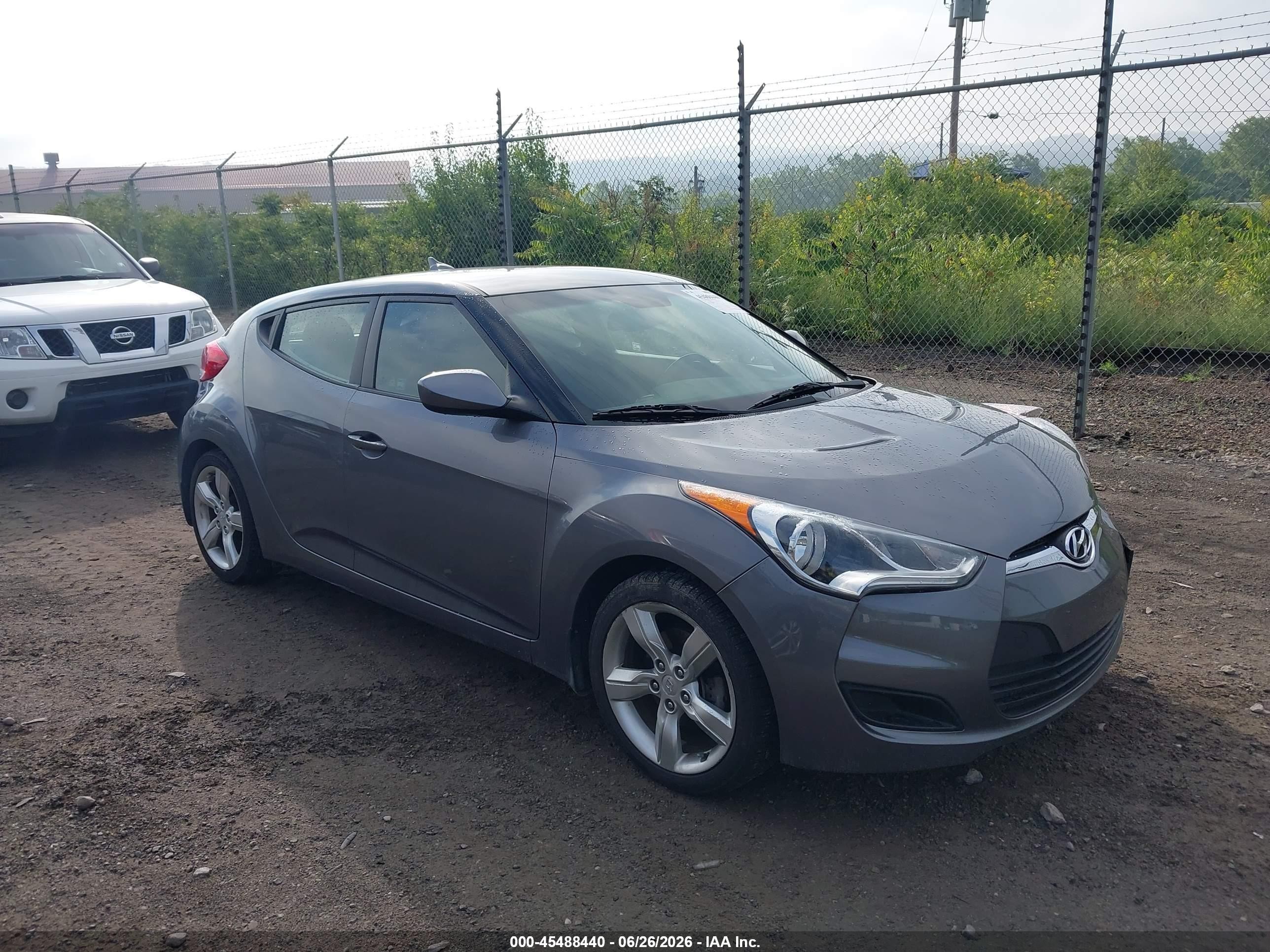 2013 Hyundai Veloster w/Gray Int, VIN KMHTC6AD8DU158038 — Front end