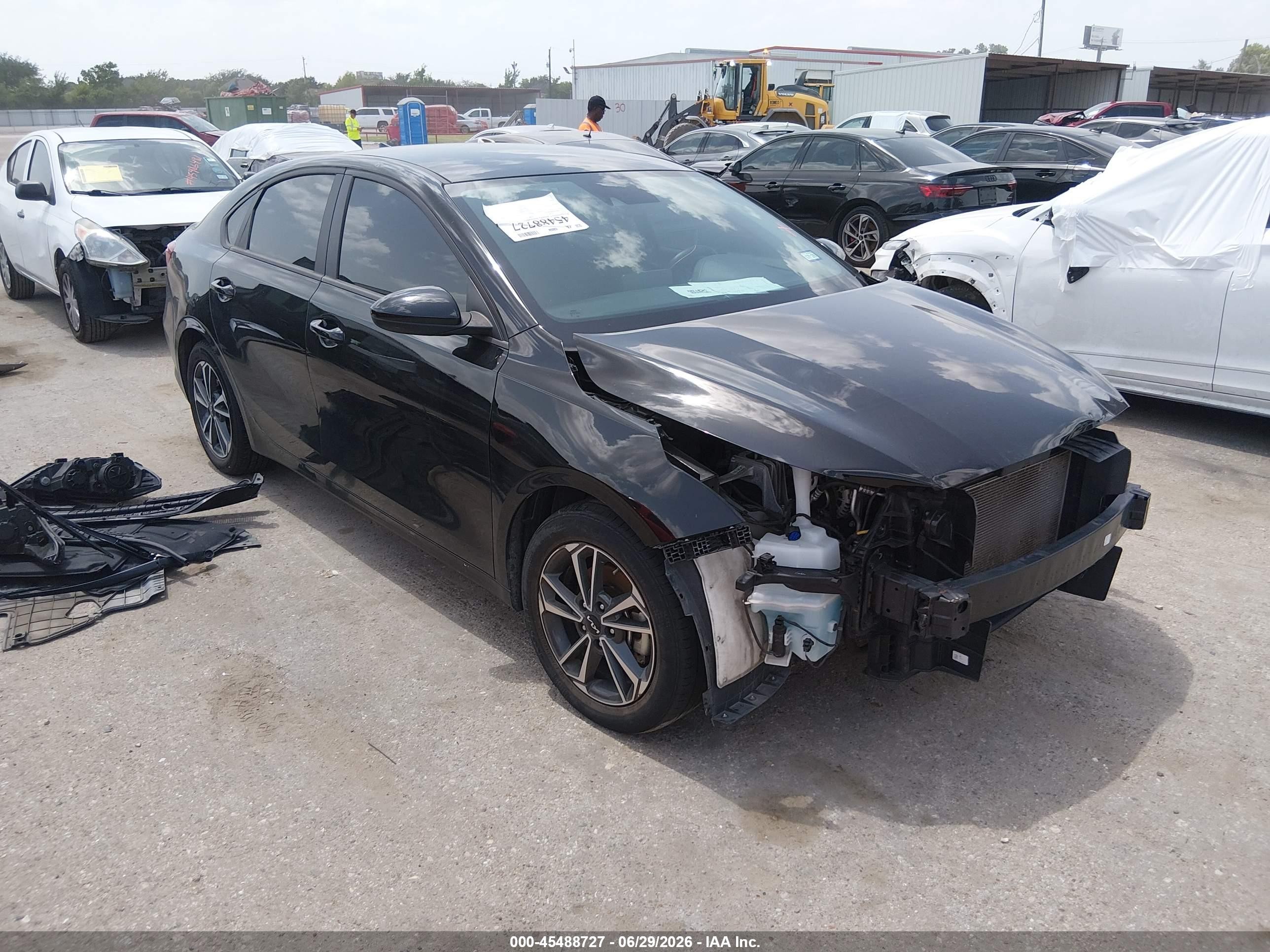 2024 Kia Forte LXS, VIN 3KPF24AD4RE802567 — Front end