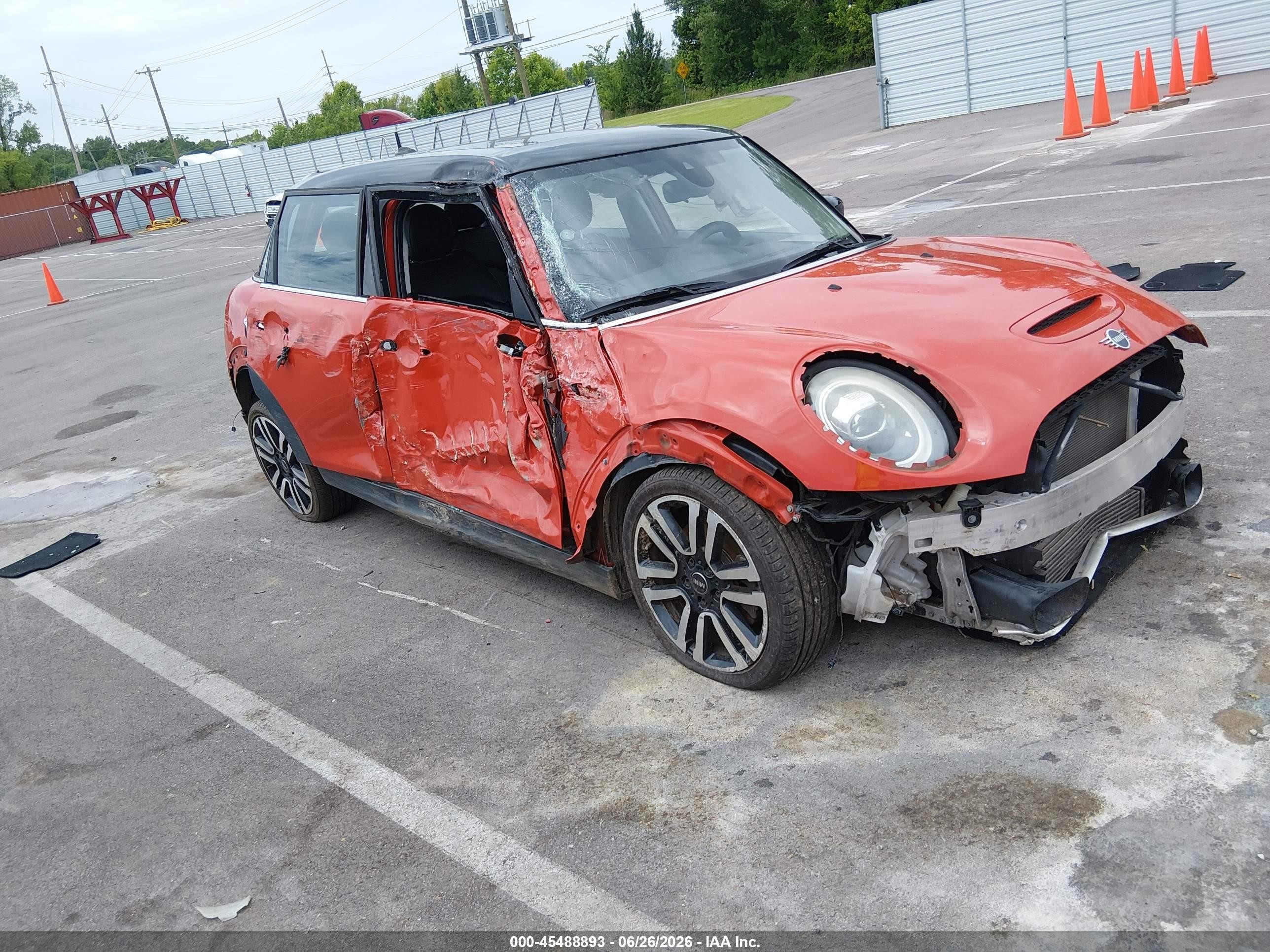 2020 MINI Hardtop 4 Door Cooper S, VIN WMWXU9C00L2L83091 — Перед